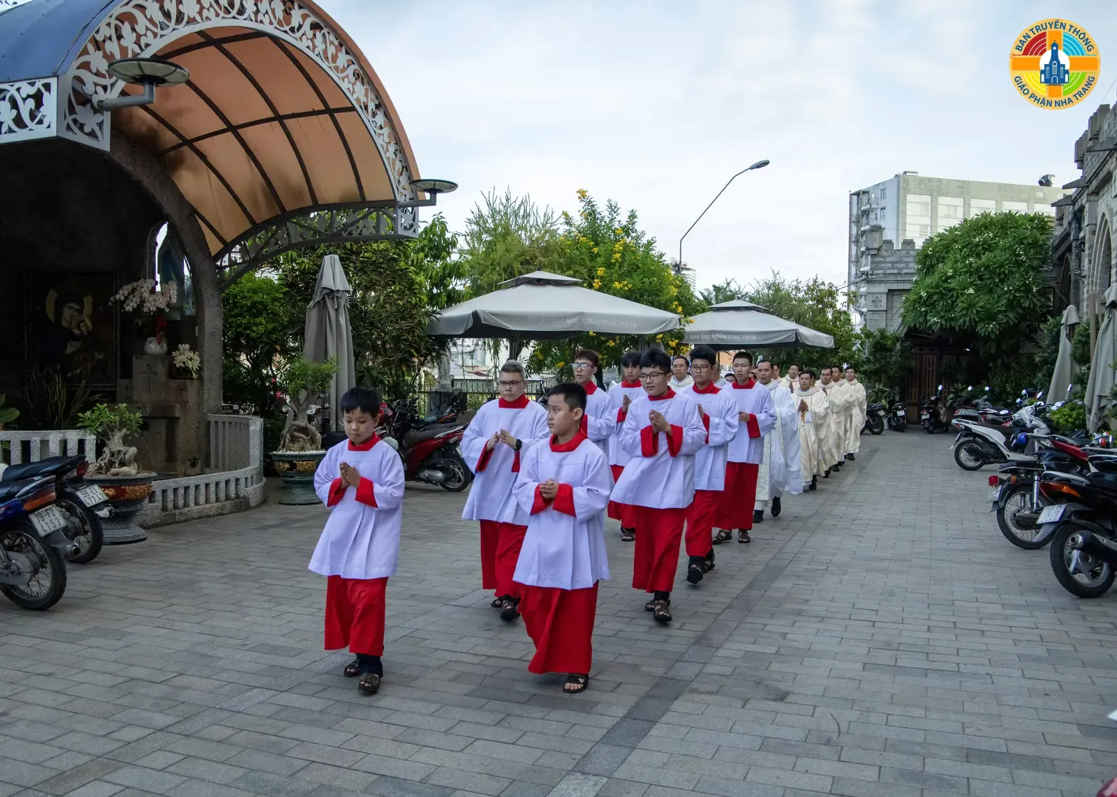 Thánh lễ tạ ơn của 14 Tân Linh Mục tại Nhà Thờ Chánh Tòa Nha Trang - Ảnh 1