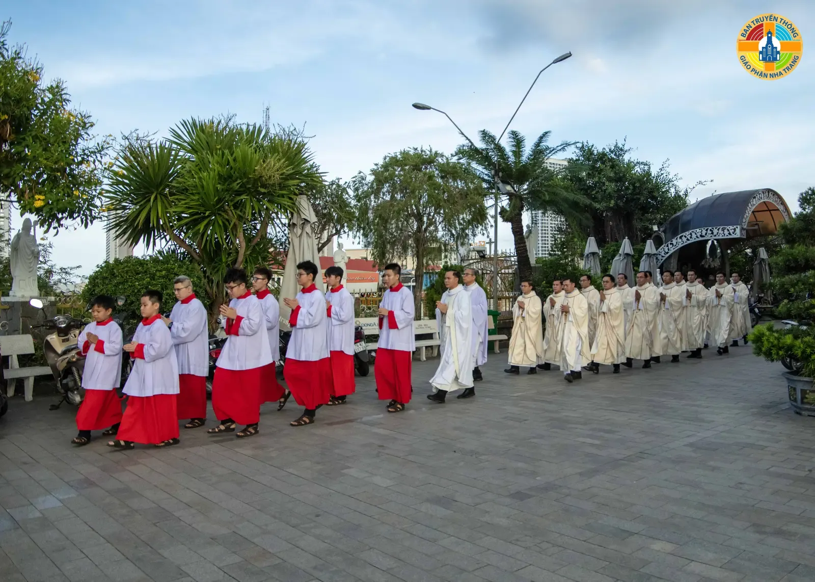 Thánh lễ tạ ơn của 14 Tân Linh Mục tại Nhà Thờ Chánh Tòa Nha Trang - Ảnh 3