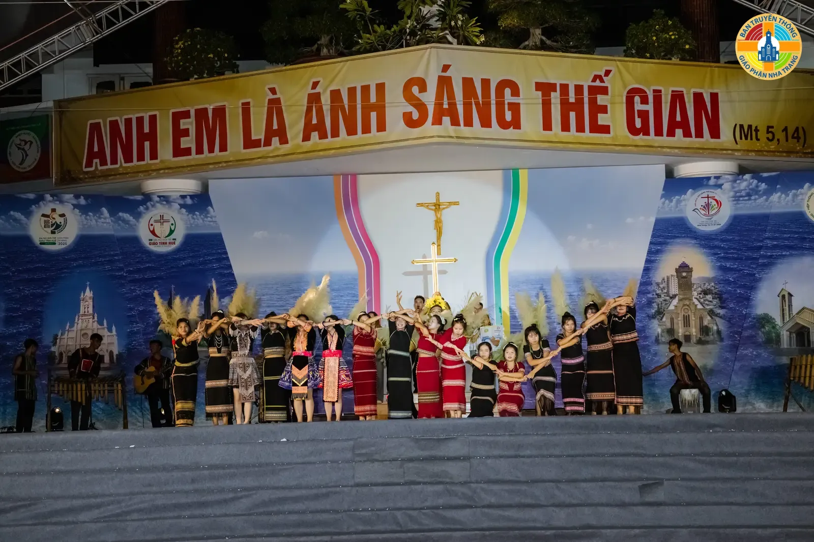 Đêm Diễn Nguyện "Người trẻ Công Giáo tiếp nối và thắp sáng niềm tin" trong Đại Hội Giới Trẻ Giáo Tỉnh huế lần thứ IV tại Giáo phận Nha Trang - Ảnh 1