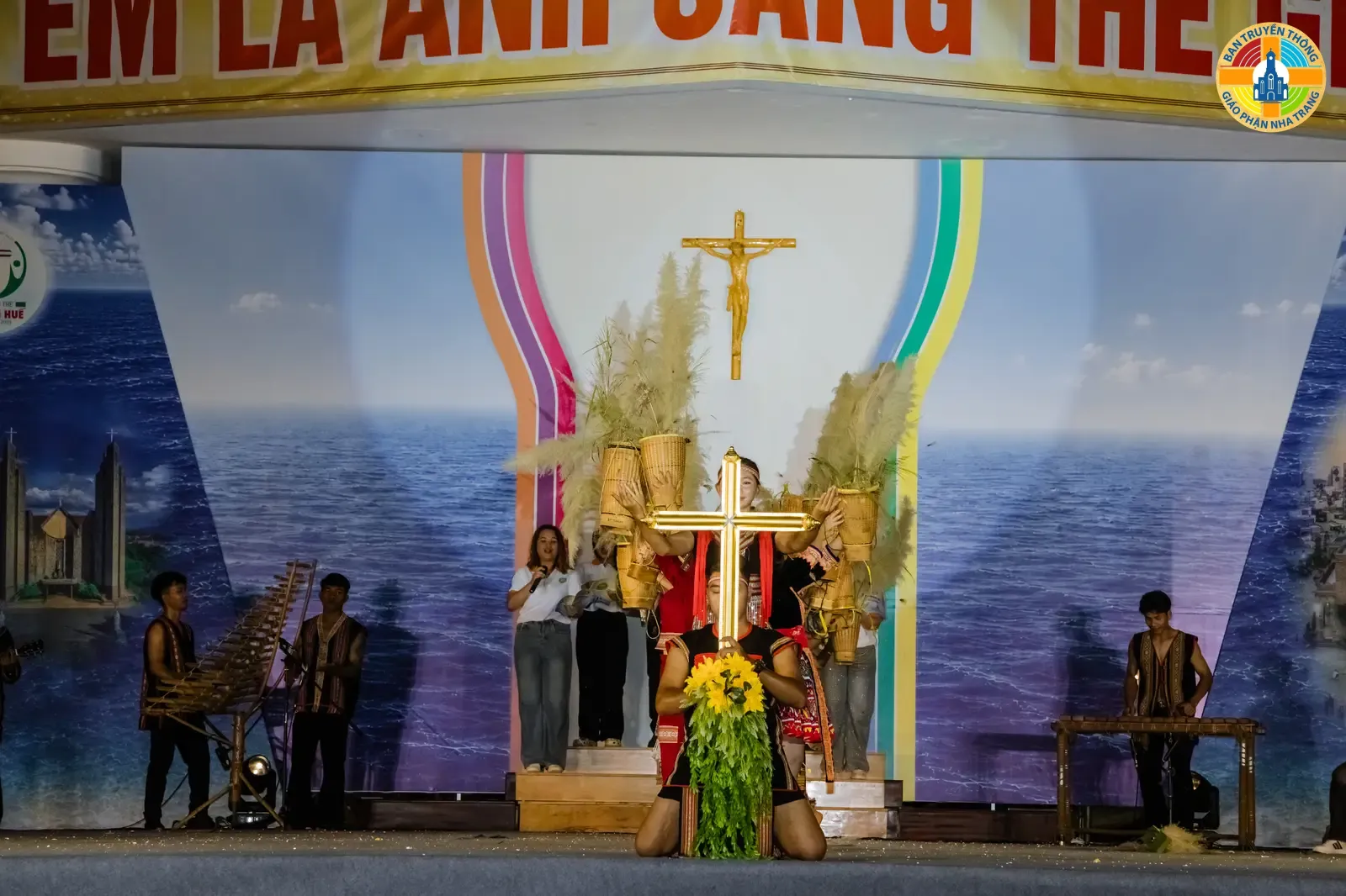 Đêm Diễn Nguyện "Người trẻ Công Giáo tiếp nối và thắp sáng niềm tin" trong Đại Hội Giới Trẻ Giáo Tỉnh huế lần thứ IV tại Giáo phận Nha Trang - Ảnh 10
