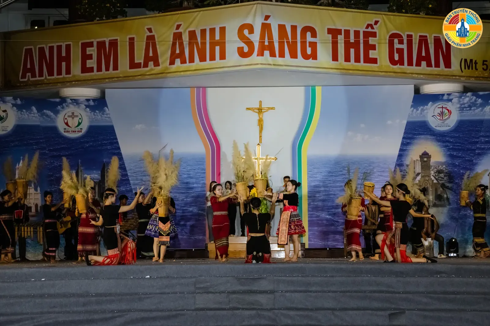 Đêm Diễn Nguyện "Người trẻ Công Giáo tiếp nối và thắp sáng niềm tin" trong Đại Hội Giới Trẻ Giáo Tỉnh huế lần thứ IV tại Giáo phận Nha Trang - Ảnh 11