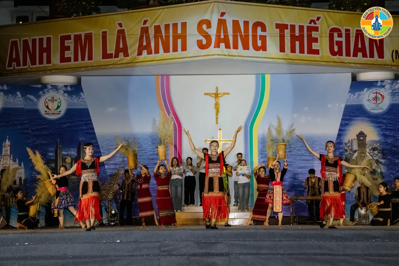 Đêm Diễn Nguyện "Người trẻ Công Giáo tiếp nối và thắp sáng niềm tin" trong Đại Hội Giới Trẻ Giáo Tỉnh huế lần thứ IV tại Giáo phận Nha Trang - Ảnh 12