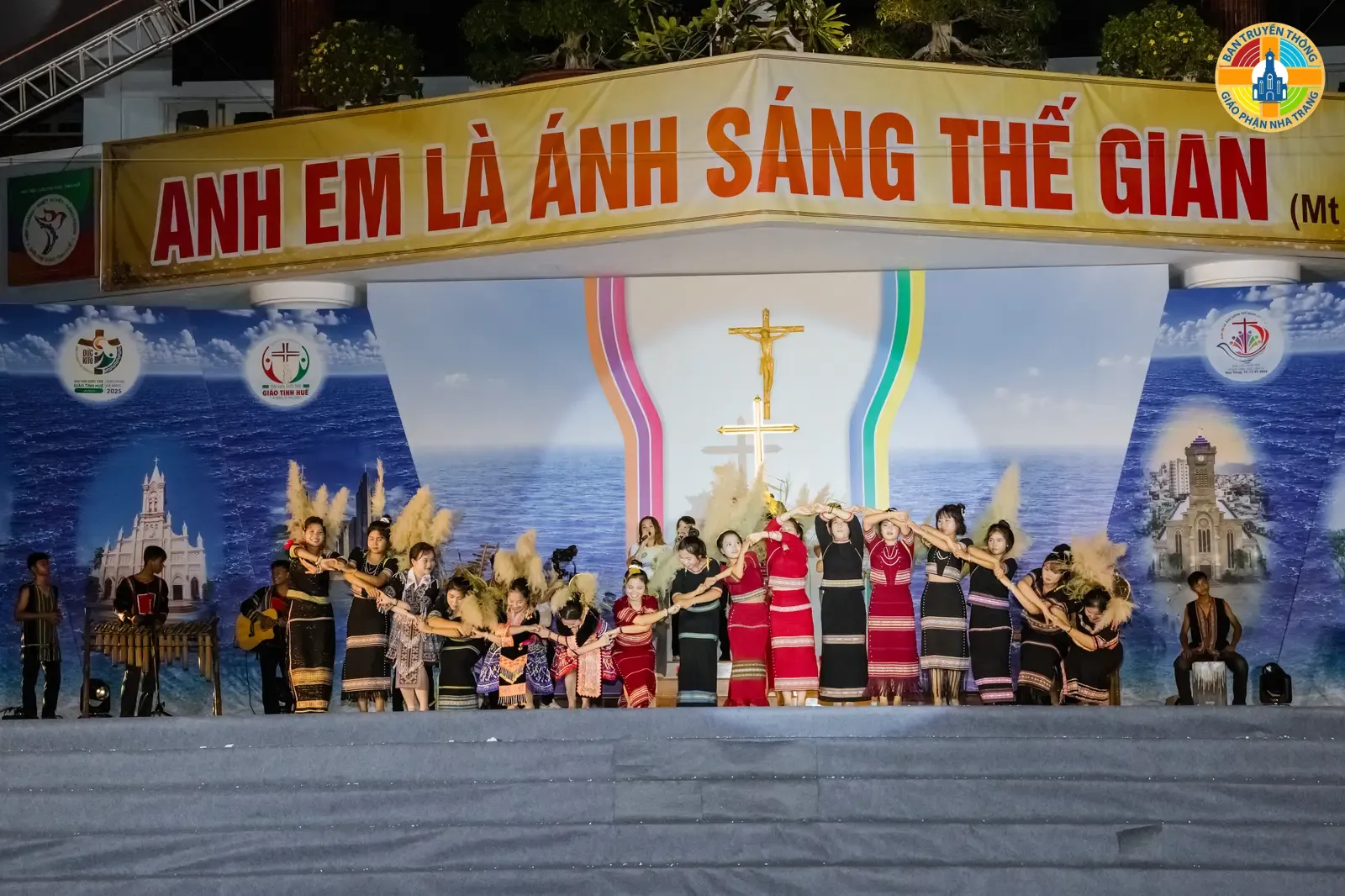 Đêm Diễn Nguyện "Người trẻ Công Giáo tiếp nối và thắp sáng niềm tin" trong Đại Hội Giới Trẻ Giáo Tỉnh huế lần thứ IV tại Giáo phận Nha Trang - Ảnh 2
