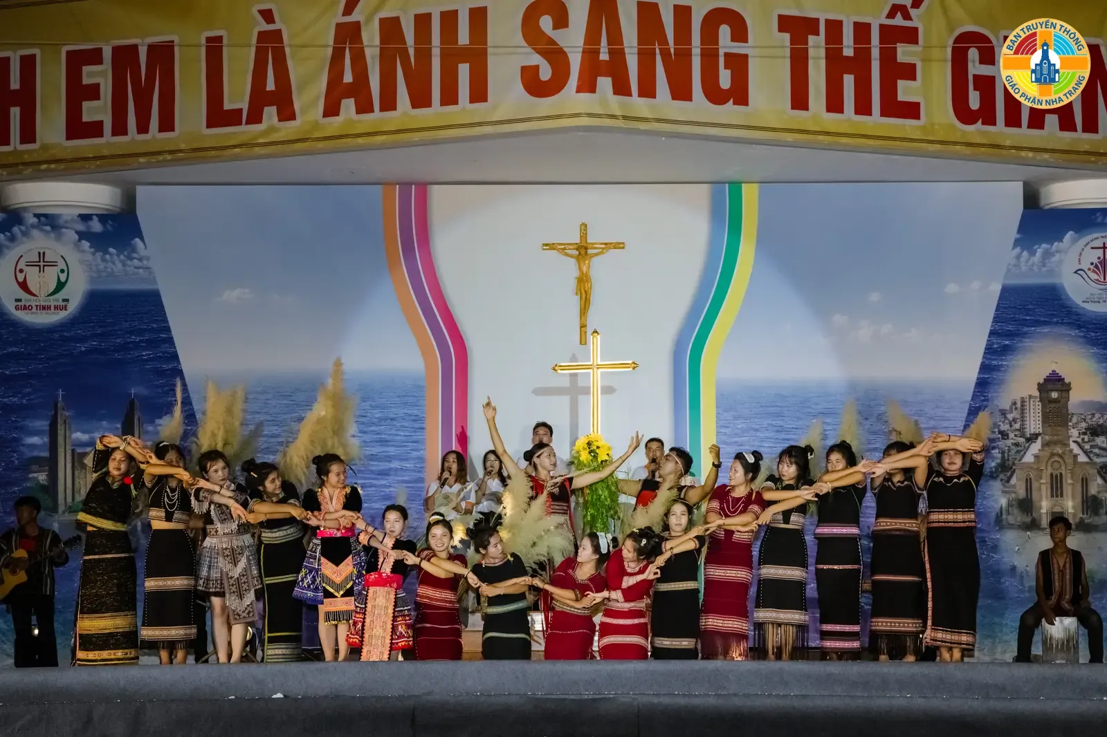 Đêm Diễn Nguyện "Người trẻ Công Giáo tiếp nối và thắp sáng niềm tin" trong Đại Hội Giới Trẻ Giáo Tỉnh huế lần thứ IV tại Giáo phận Nha Trang - Ảnh 3