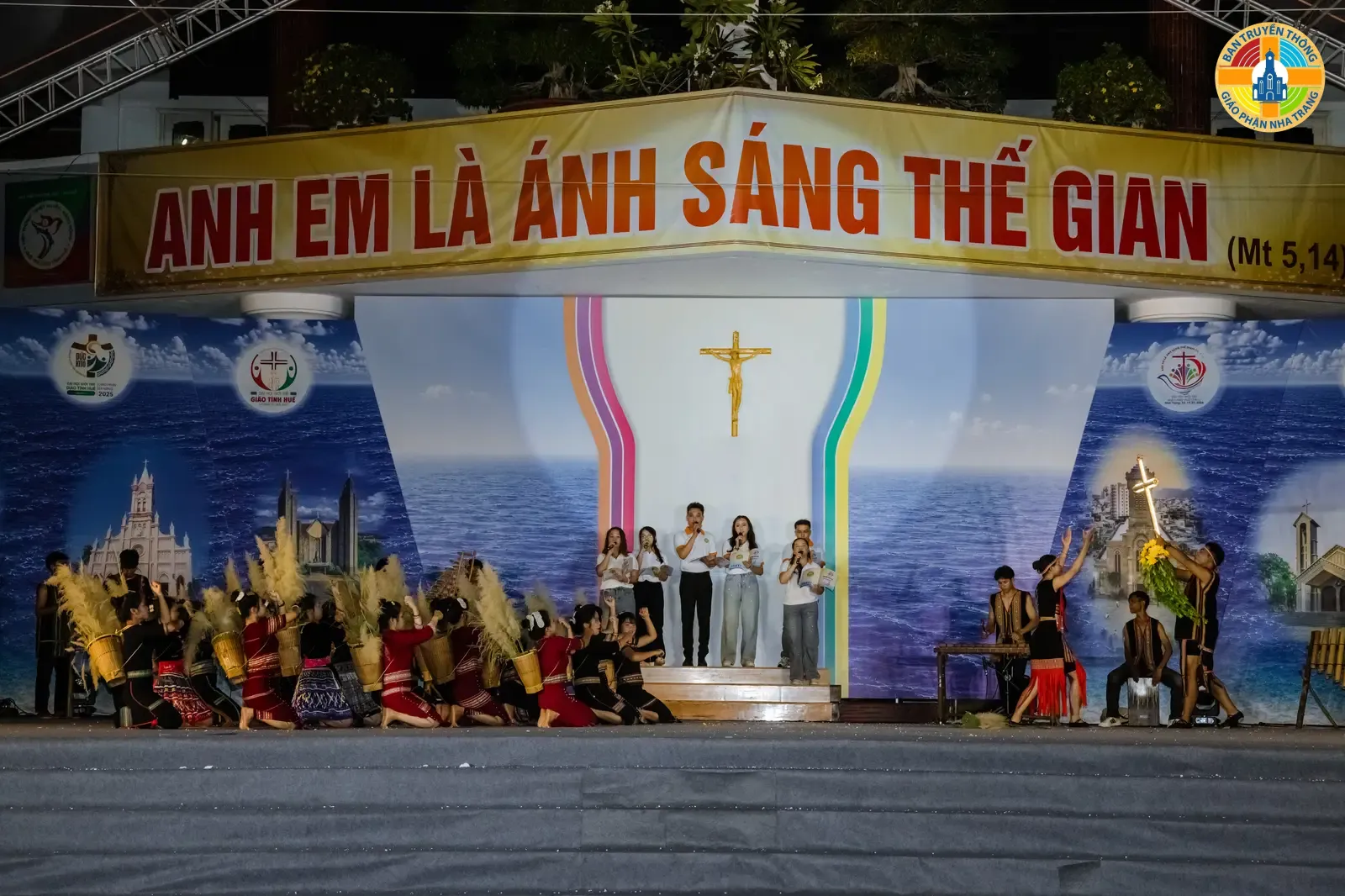 Đêm Diễn Nguyện "Người trẻ Công Giáo tiếp nối và thắp sáng niềm tin" trong Đại Hội Giới Trẻ Giáo Tỉnh huế lần thứ IV tại Giáo phận Nha Trang - Ảnh 8