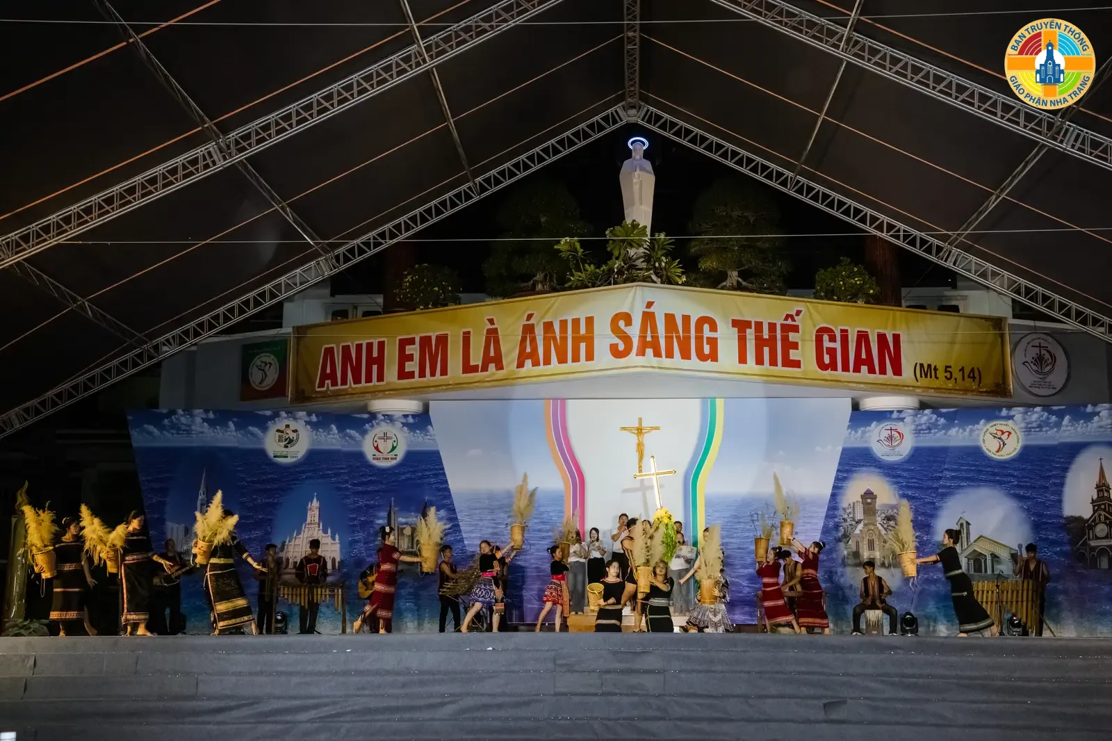 Đêm Diễn Nguyện "Người trẻ Công Giáo tiếp nối và thắp sáng niềm tin" trong Đại Hội Giới Trẻ Giáo Tỉnh huế lần thứ IV tại Giáo phận Nha Trang - Ảnh 9