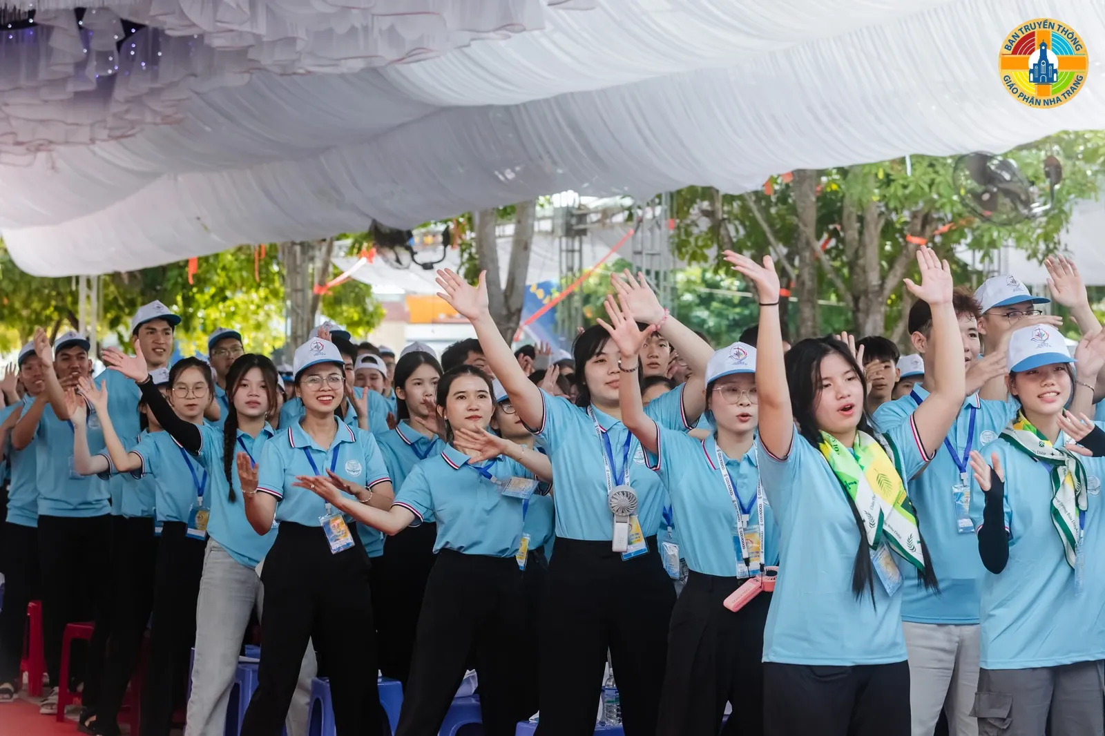 duc-cha-giuse-huynh-van-sy-don-tiep-gioi-tre-giao-tinh-hue-tai-dai-chung-vien-sao-bien-gallery-85-1784173394.webp