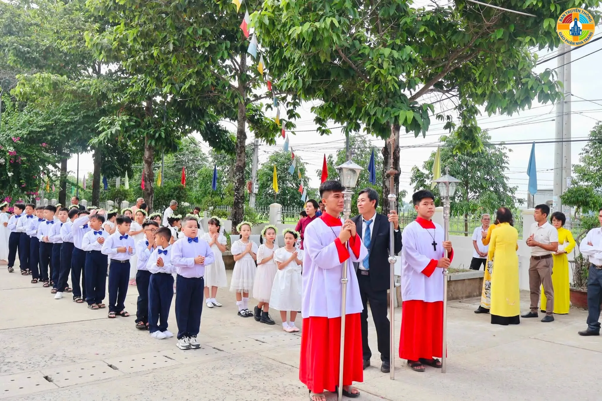 Giáo Xứ Bình Cang Hân Hoan Đón Nhận Hồng Ân Thêm Sức và Rước Lễ Lần Đầu - Ảnh 12