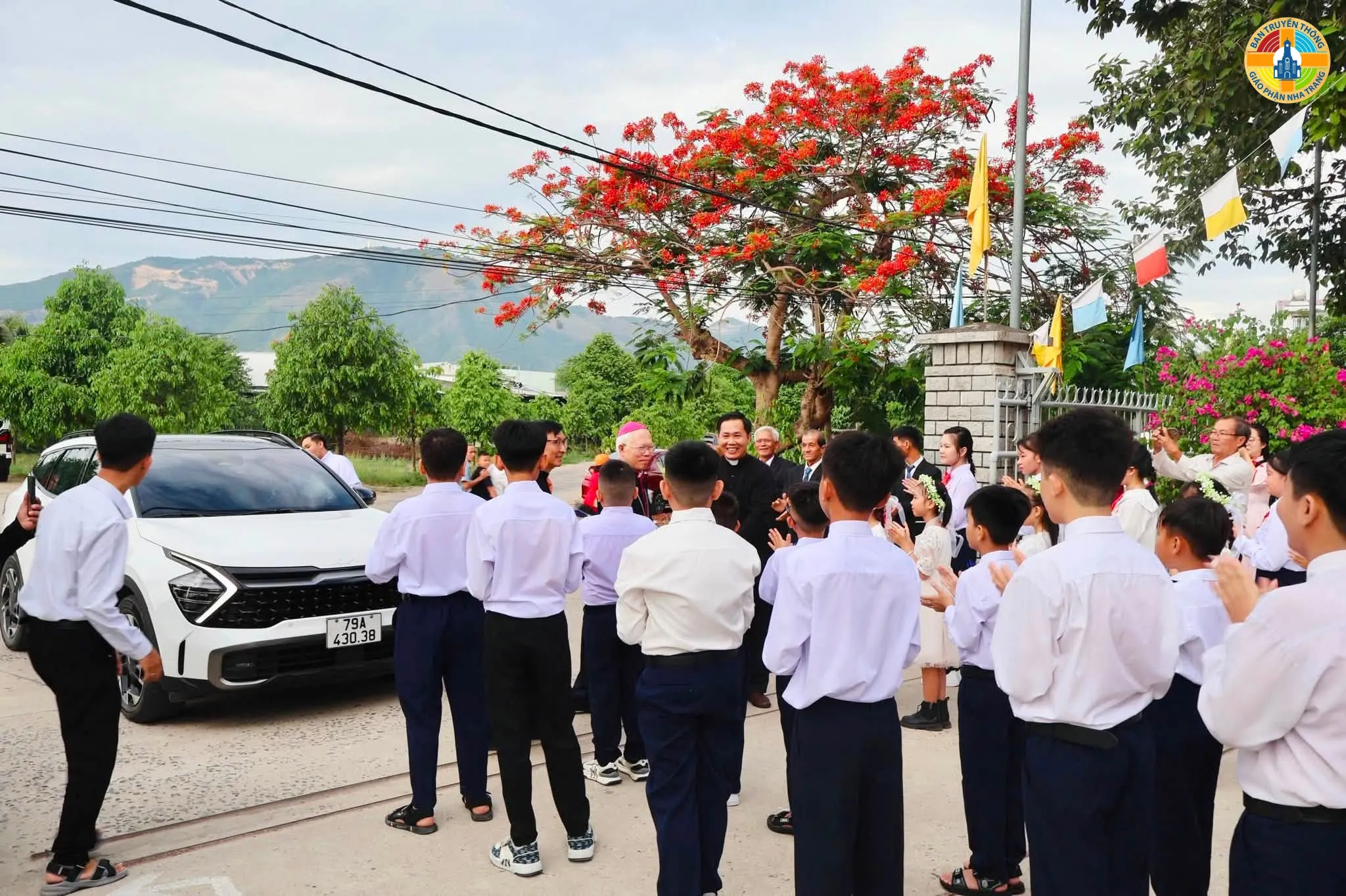 Giáo Xứ Bình Cang Hân Hoan Đón Nhận Hồng Ân Thêm Sức và Rước Lễ Lần Đầu - Ảnh 4