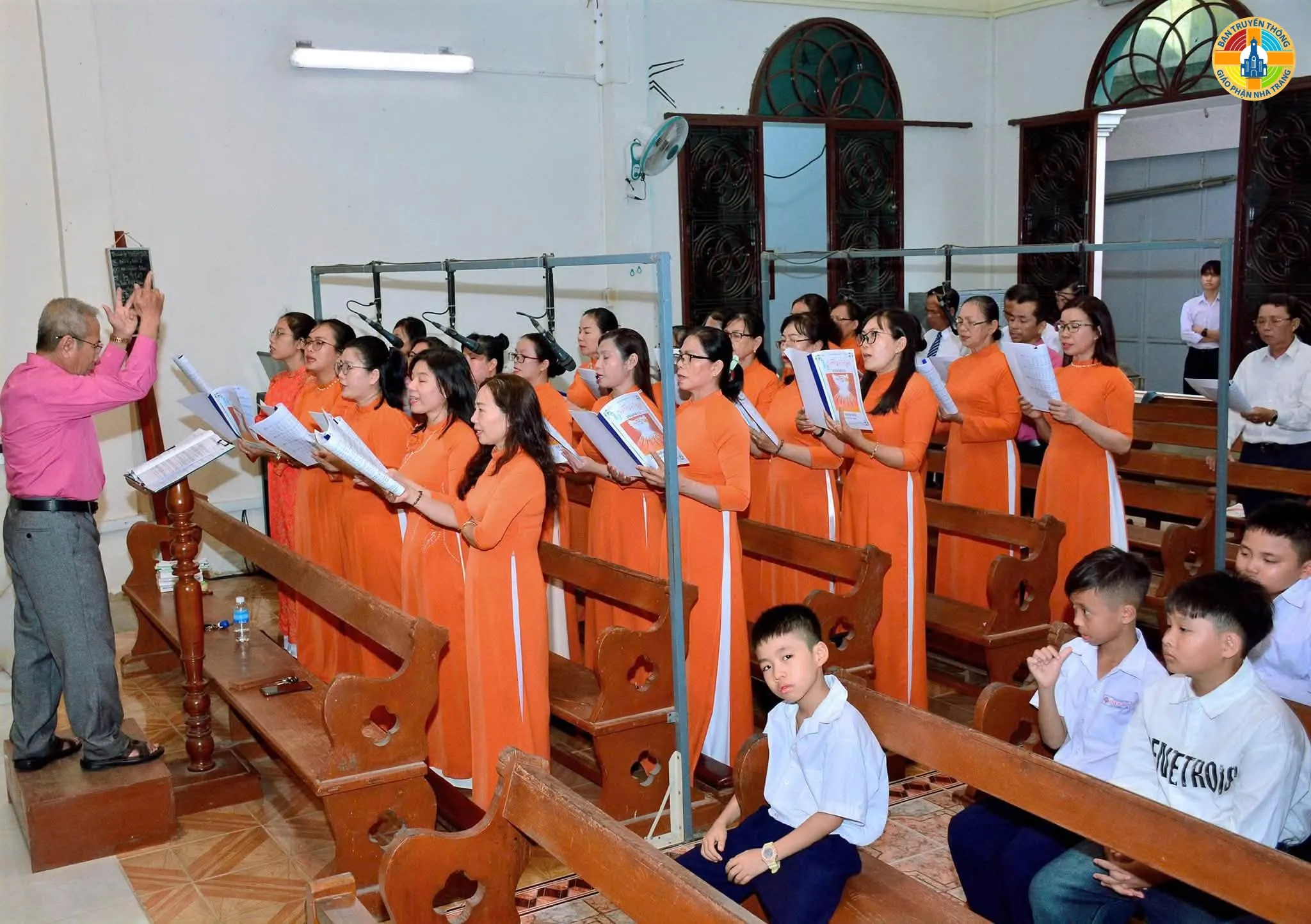 Giáo xứ Cây Vông Hân Hoan Đón Đức Cha Giuse Ban Bí Tích Thêm Sức Cho 129 Em - Ảnh 12