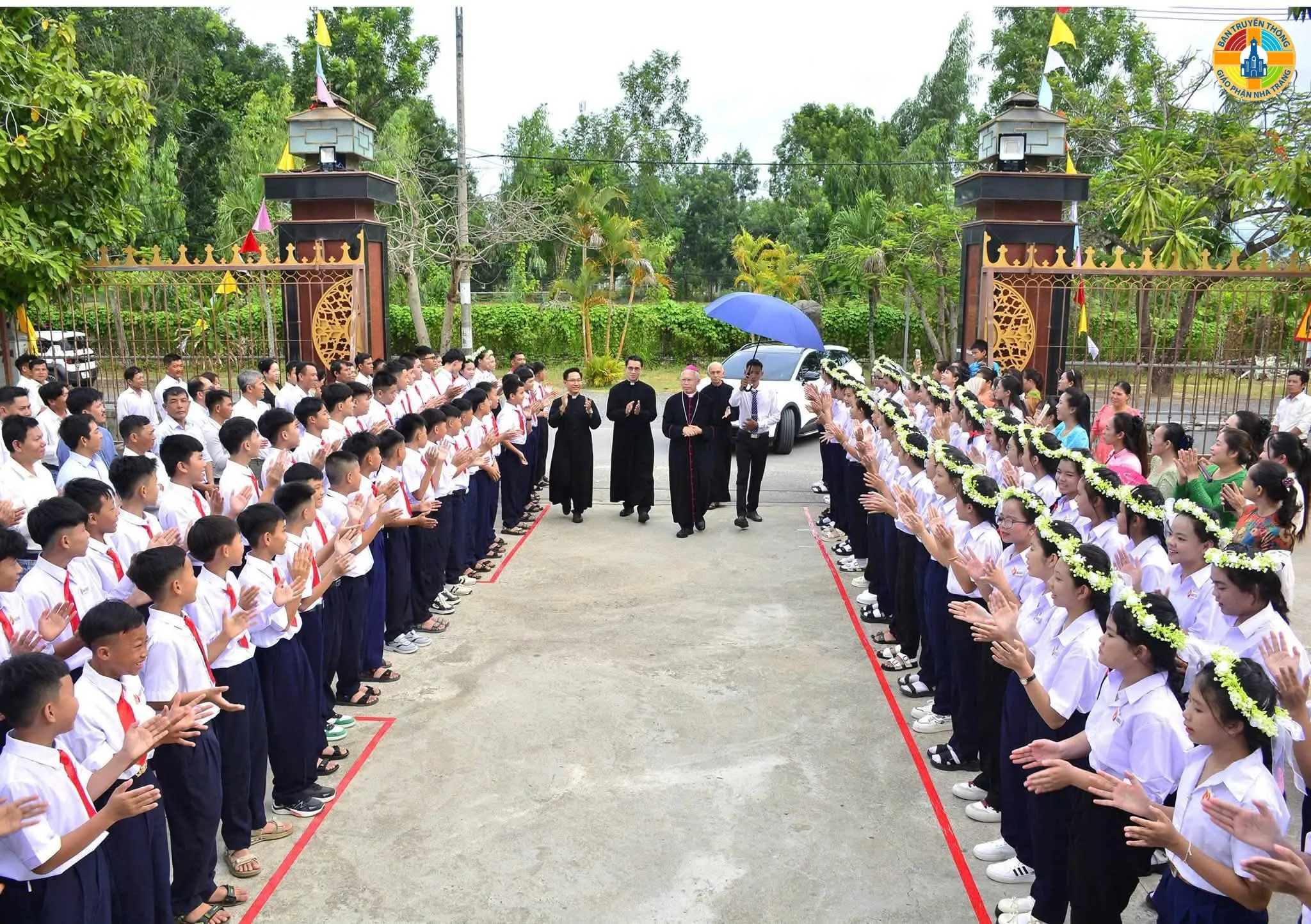 Giáo xứ Cây Vông Hân Hoan Đón Đức Cha Giuse Ban Bí Tích Thêm Sức Cho 129 Em - Ảnh 8