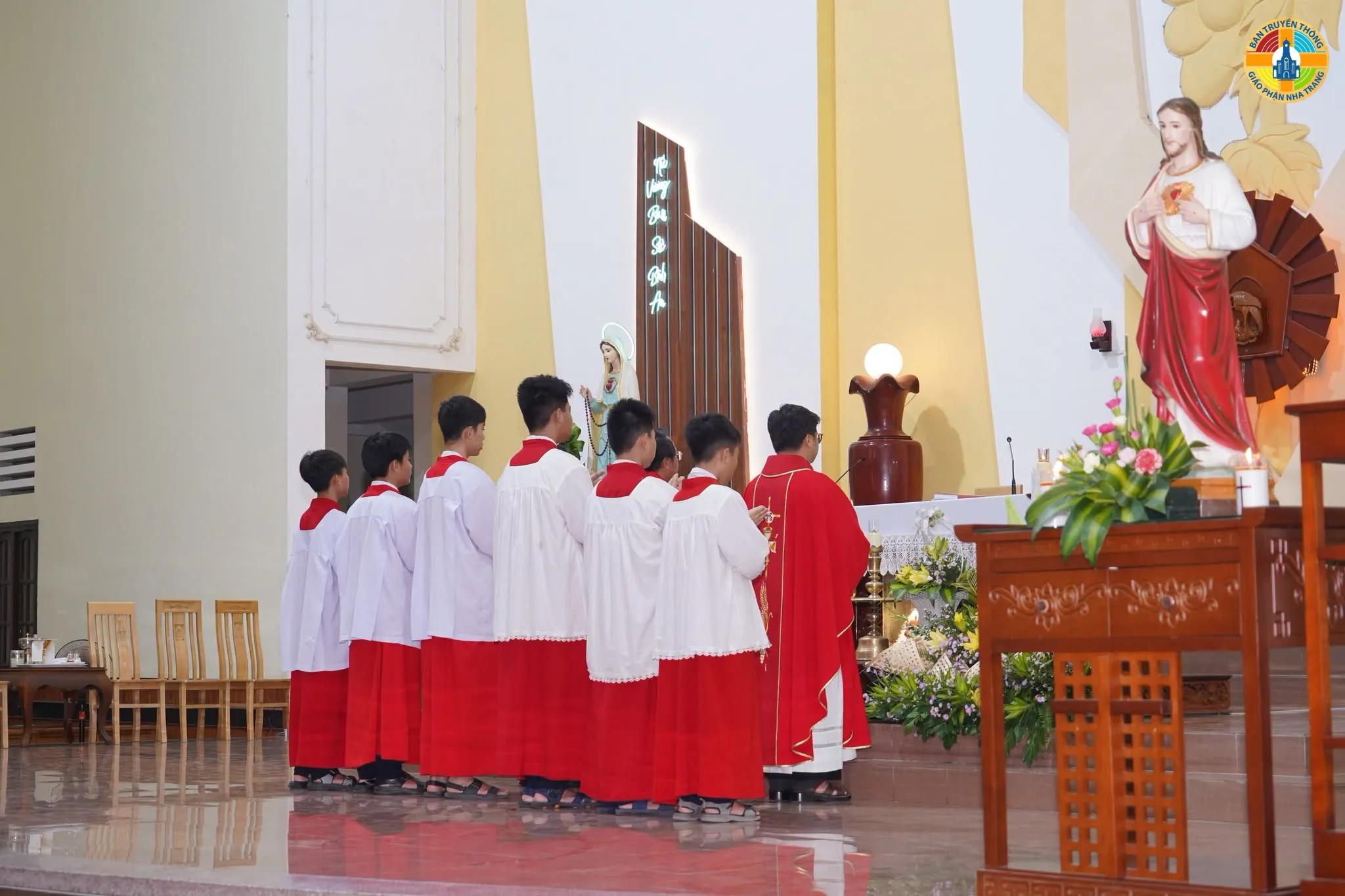 Giáo xứ Chợ Mới long trọng mừng kính hai Thánh Tông đồ Phêrô và Phaolô - Ảnh 1