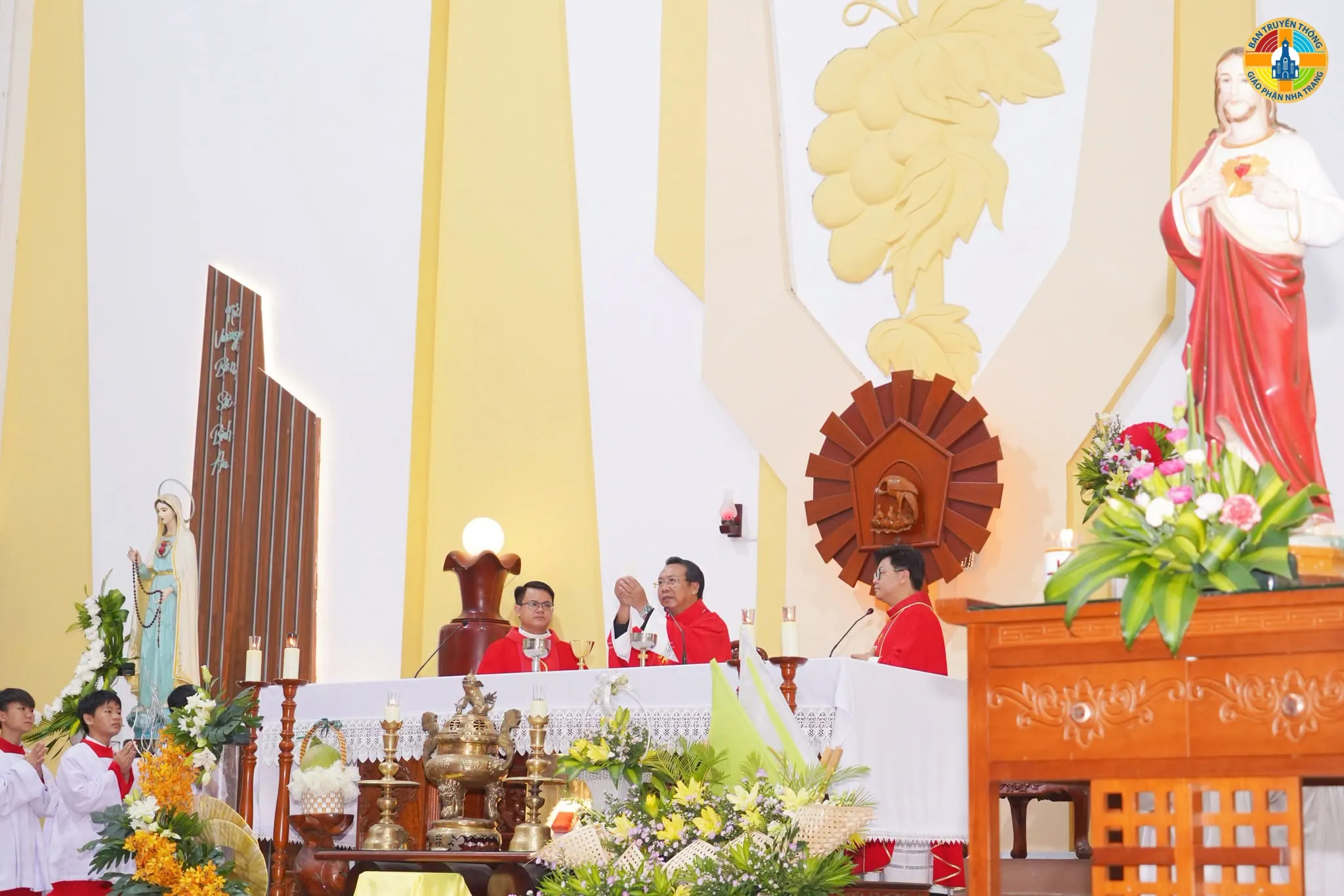 Giáo xứ Chợ Mới long trọng mừng kính hai Thánh Tông đồ Phêrô và Phaolô - Ảnh 5