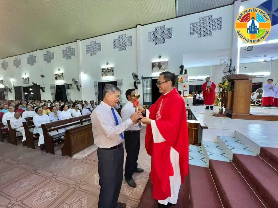 Giáo xứ Nghĩa Phú - Thánh lễ mừng Bổn Mạng Giáo Xứ: Hai thánh tông đồ Phêrô và Phaolô - Ảnh 11
