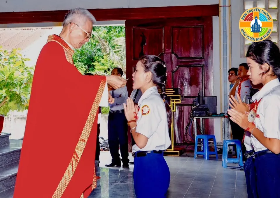 Giáo Xứ Ngọc Thủy: Thiếu Nhi Lãnh Nhận Hồng Ân Thêm Sức, Can Đảm Sống Chứng Nhân - Ảnh 9