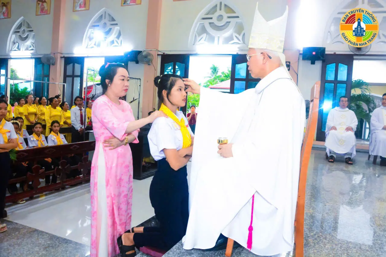 Giáo Xứ Ninh Căn Hân Hoan Tạ Ơn 10 Năm Hồng Ân, Mừng Kính Thánh Tâm Chúa Giêsu Và 35 Em Lãnh Nhận Bí Tích Thêm Sức - Ảnh 2