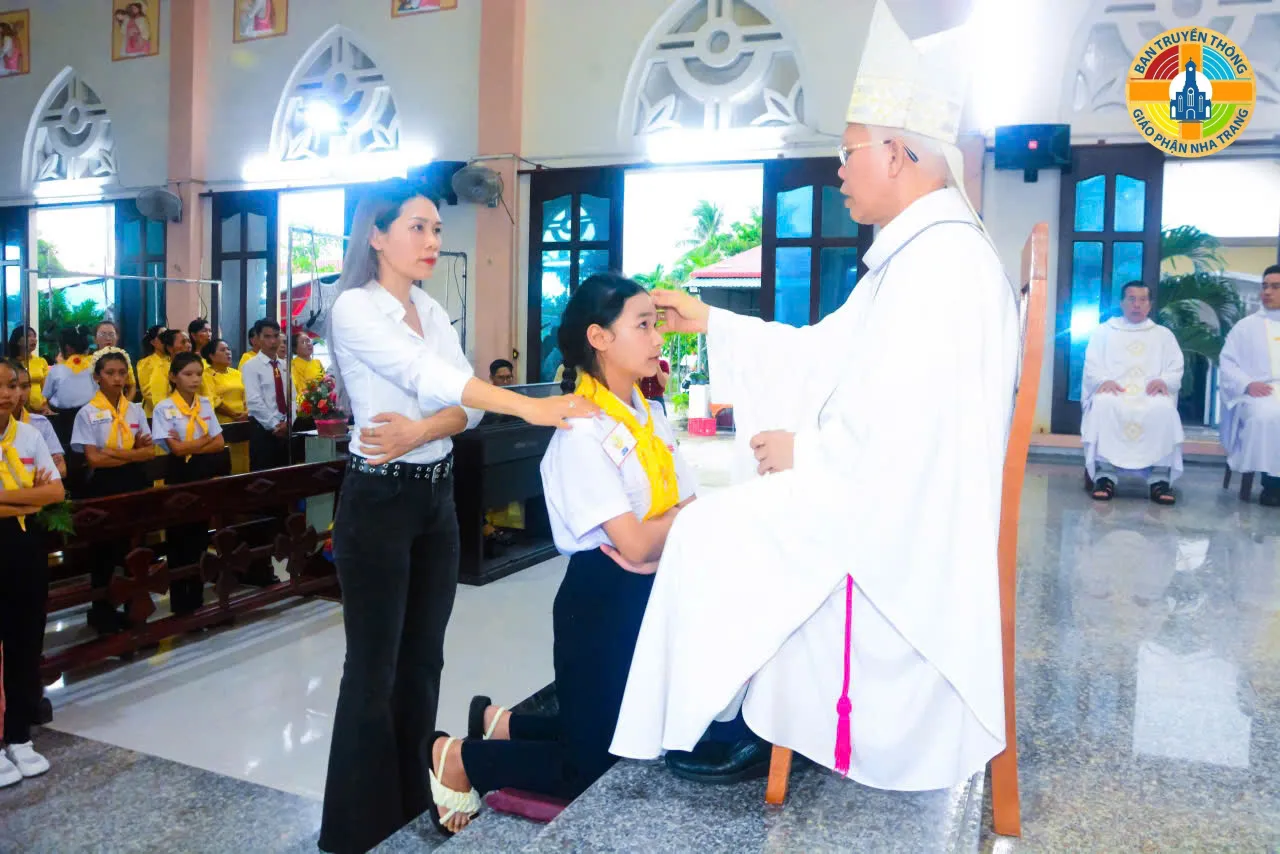 Giáo Xứ Ninh Căn Hân Hoan Tạ Ơn 10 Năm Hồng Ân, Mừng Kính Thánh Tâm Chúa Giêsu Và 35 Em Lãnh Nhận Bí Tích Thêm Sức - Ảnh 3