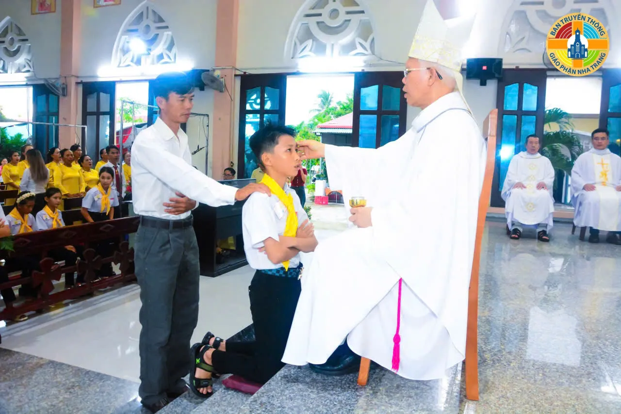 Giáo Xứ Ninh Căn Hân Hoan Tạ Ơn 10 Năm Hồng Ân, Mừng Kính Thánh Tâm Chúa Giêsu Và 35 Em Lãnh Nhận Bí Tích Thêm Sức - Ảnh 5