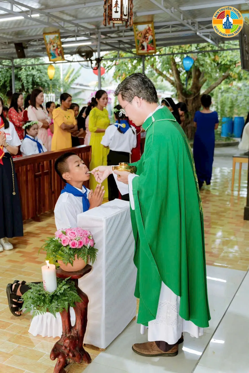 Giáo xứ Phú Ân: Hồng ân ngày đầu tiên 19 em thiếu nhi được rước Chúa vào lòng - Ảnh 11