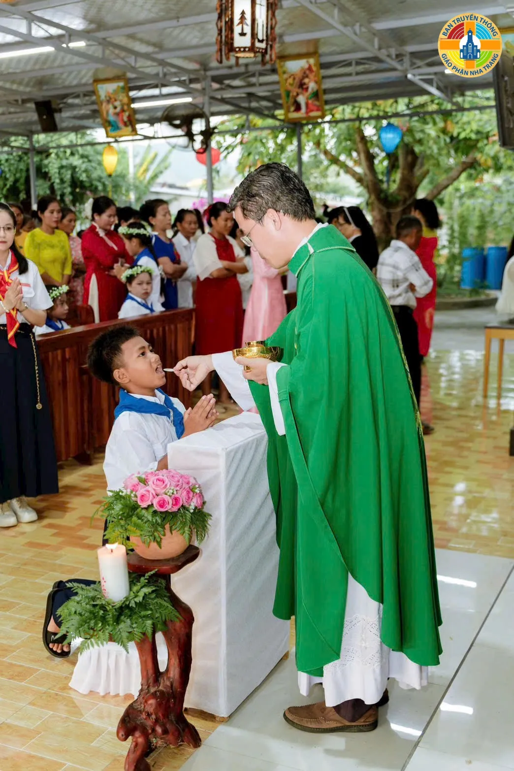 Giáo xứ Phú Ân: Hồng ân ngày đầu tiên 19 em thiếu nhi được rước Chúa vào lòng - Ảnh 12