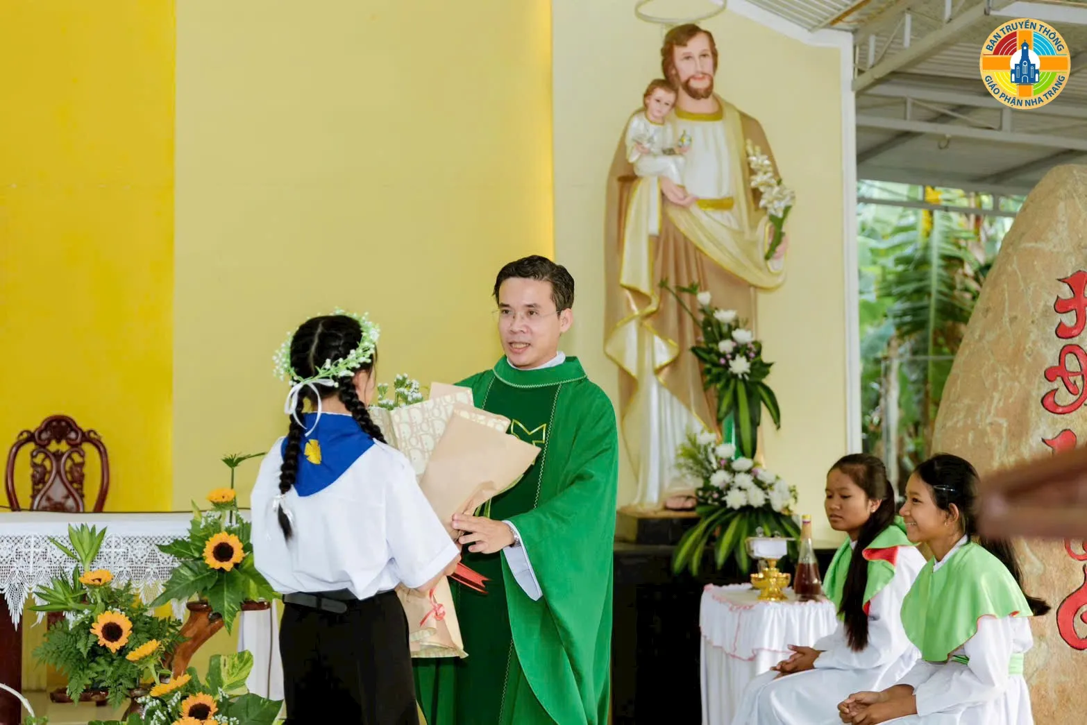 Giáo xứ Phú Ân: Hồng ân ngày đầu tiên 19 em thiếu nhi được rước Chúa vào lòng - Ảnh 3