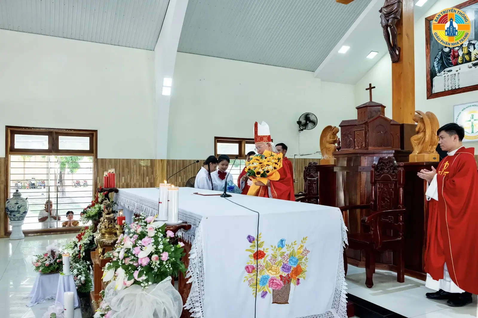 Giáo Xứ Vinh Trang: Đức Cha Giuse Ban Bí Tích Thêm Sức và Rước Lễ Lần Đầu Cho Hơn 180 Em Thiếu Nhi - Ảnh 1