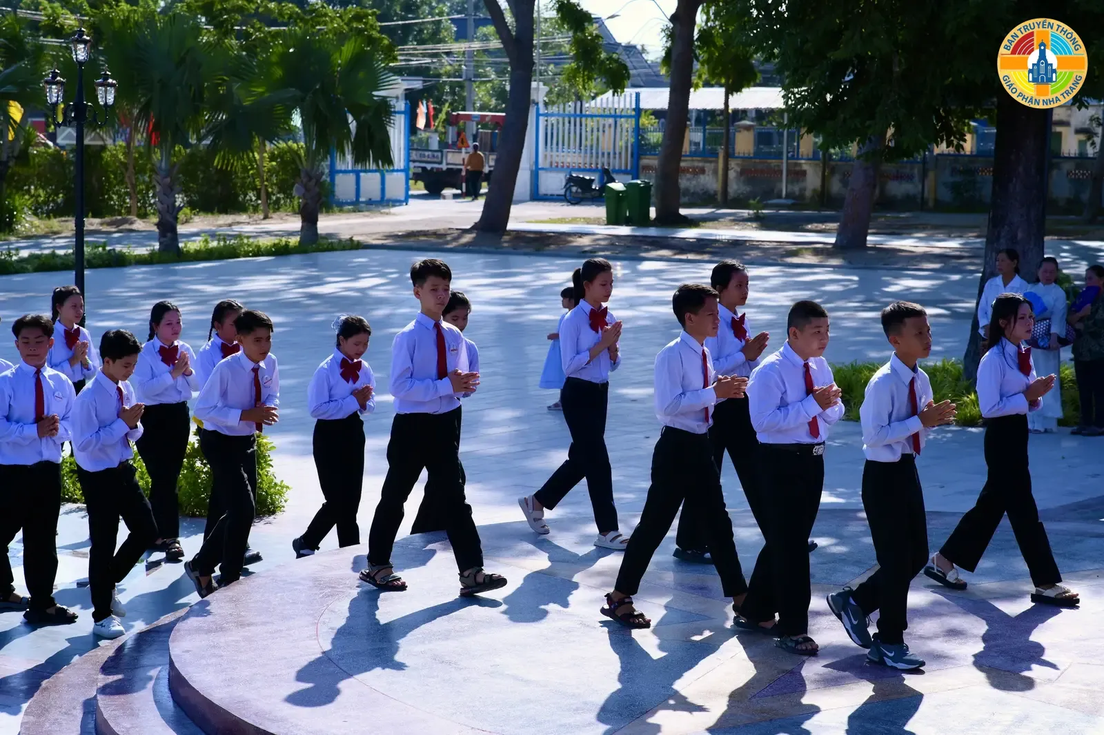 Giáo Xứ Vinh Trang: Đức Cha Giuse Ban Bí Tích Thêm Sức và Rước Lễ Lần Đầu Cho Hơn 180 Em Thiếu Nhi - Ảnh 12