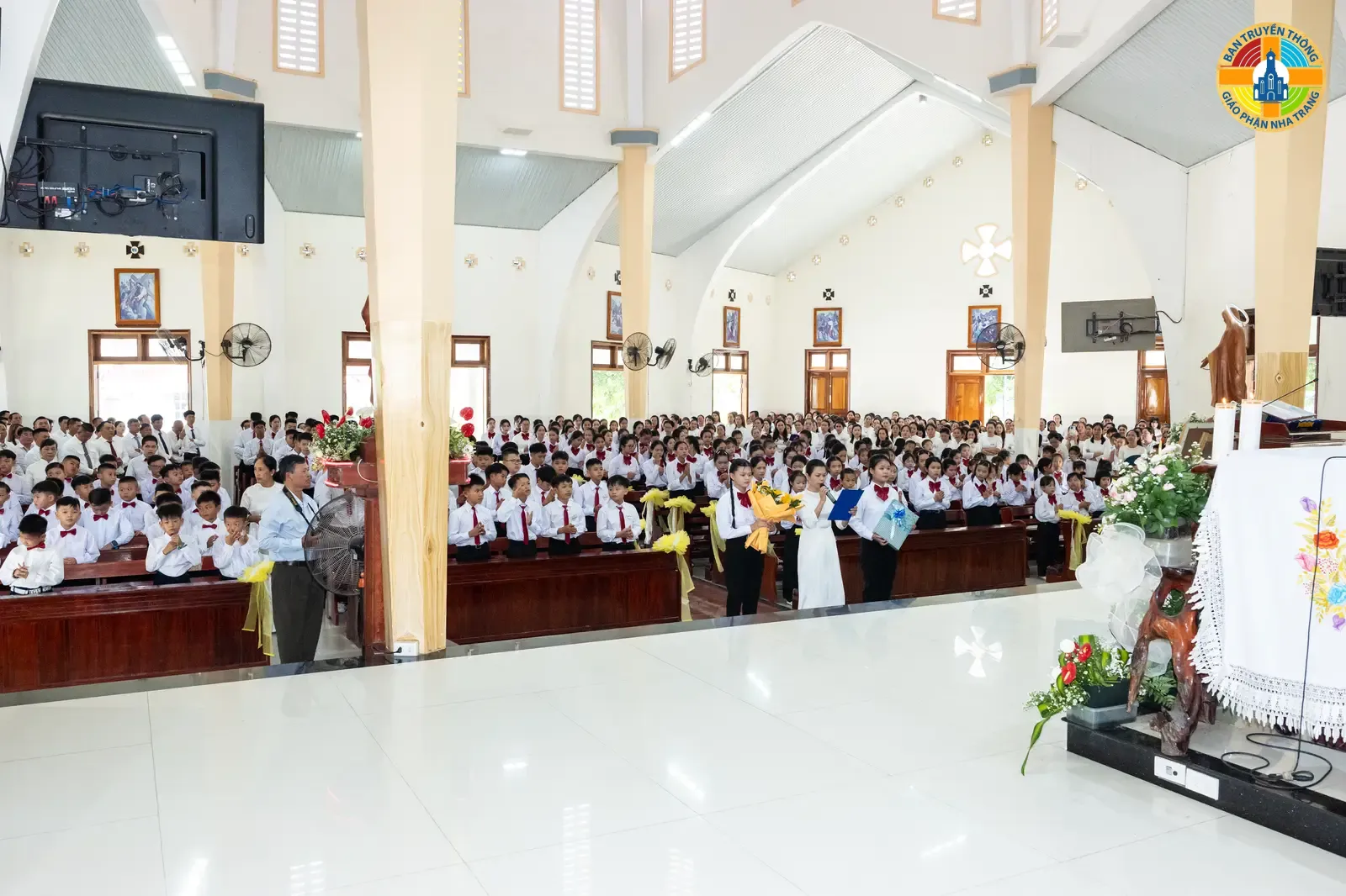 Giáo Xứ Vinh Trang: Đức Cha Giuse Ban Bí Tích Thêm Sức và Rước Lễ Lần Đầu Cho Hơn 180 Em Thiếu Nhi - Ảnh 2