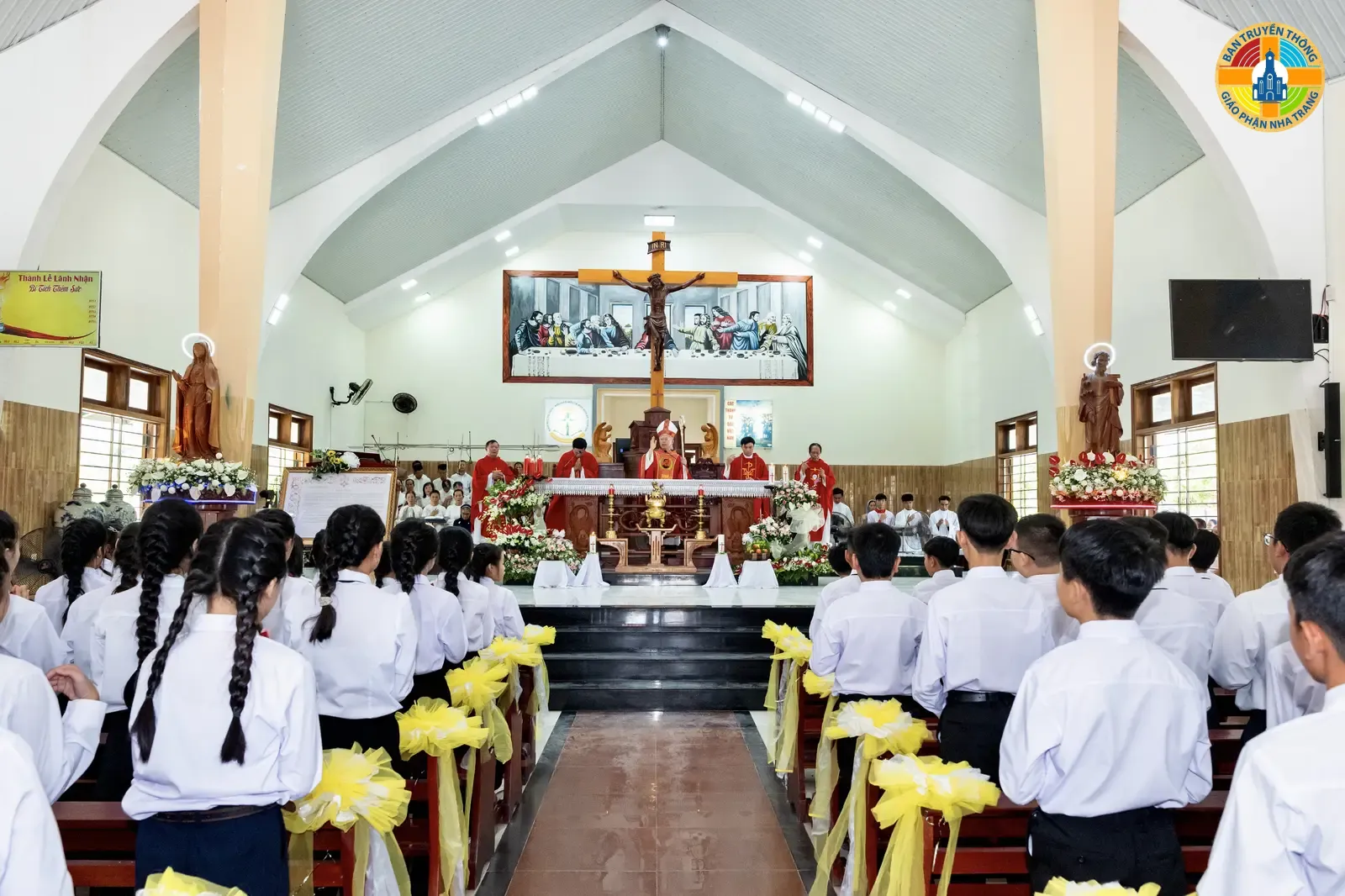 Giáo Xứ Vinh Trang: Đức Cha Giuse Ban Bí Tích Thêm Sức và Rước Lễ Lần Đầu Cho Hơn 180 Em Thiếu Nhi - Ảnh 3