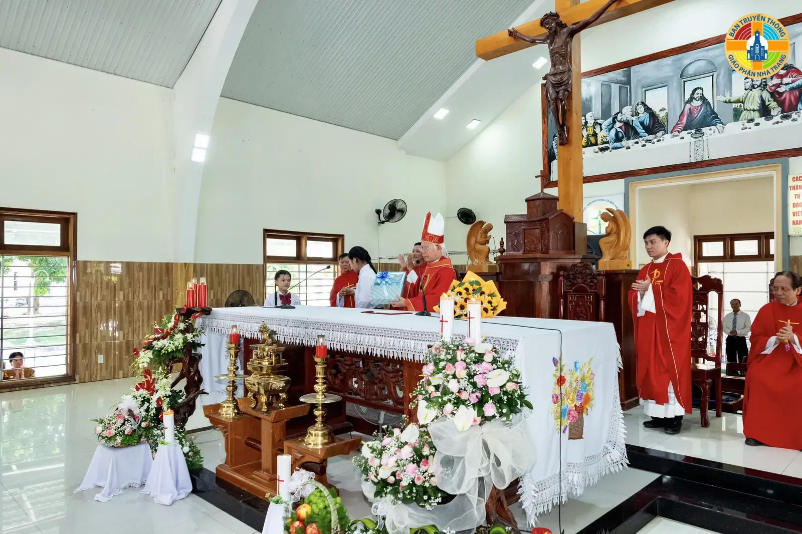 Giáo Xứ Vinh Trang: Đức Cha Giuse Ban Bí Tích Thêm Sức và Rước Lễ Lần Đầu Cho Hơn 180 Em Thiếu Nhi - Ảnh 4