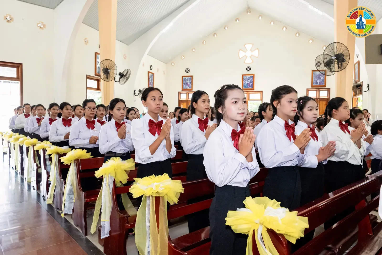 Giáo Xứ Vinh Trang: Đức Cha Giuse Ban Bí Tích Thêm Sức và Rước Lễ Lần Đầu Cho Hơn 180 Em Thiếu Nhi - Ảnh 7