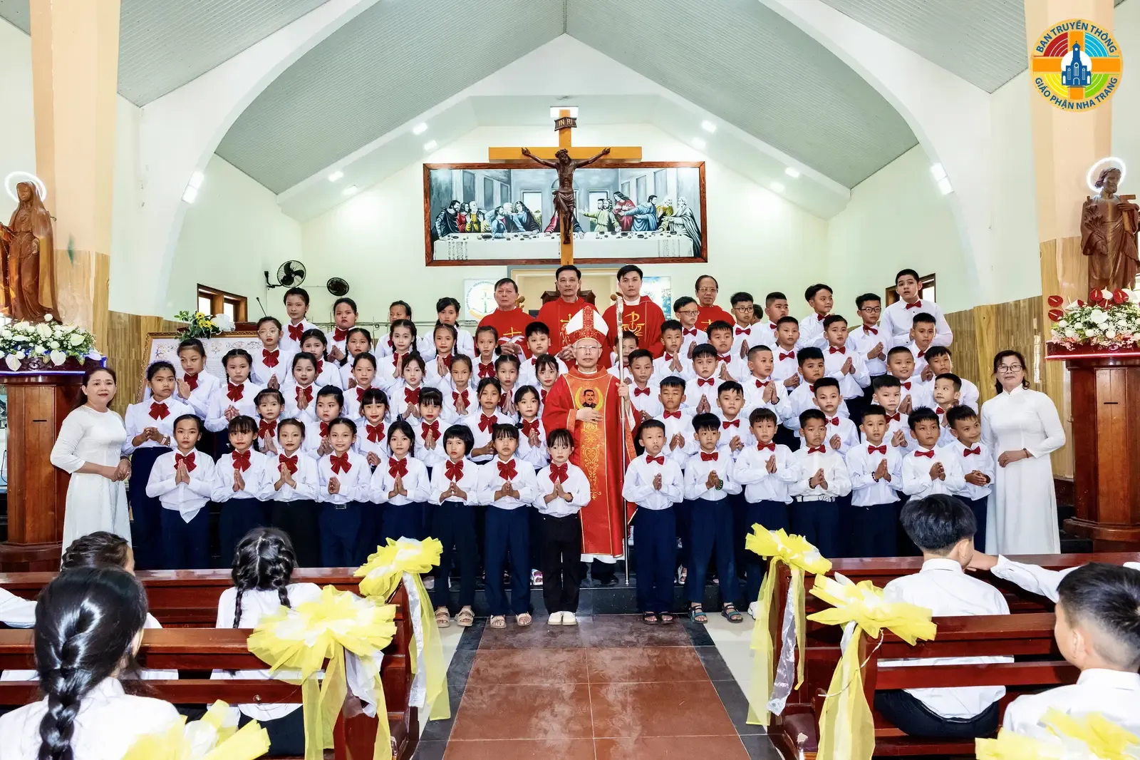 Giáo Xứ Vinh Trang: Đức Cha Giuse Ban Bí Tích Thêm Sức và Rước Lễ Lần Đầu Cho Hơn 180 Em Thiếu Nhi - Ảnh 8