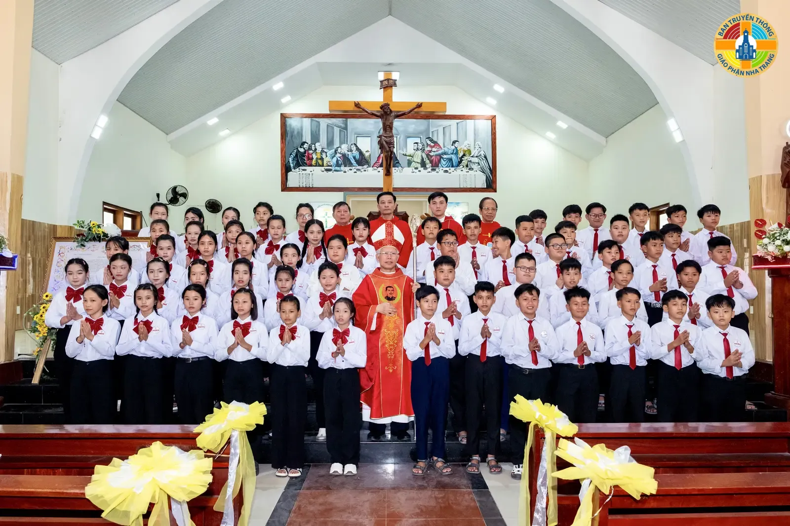 Giáo Xứ Vinh Trang: Đức Cha Giuse Ban Bí Tích Thêm Sức và Rước Lễ Lần Đầu Cho Hơn 180 Em Thiếu Nhi - Ảnh 9