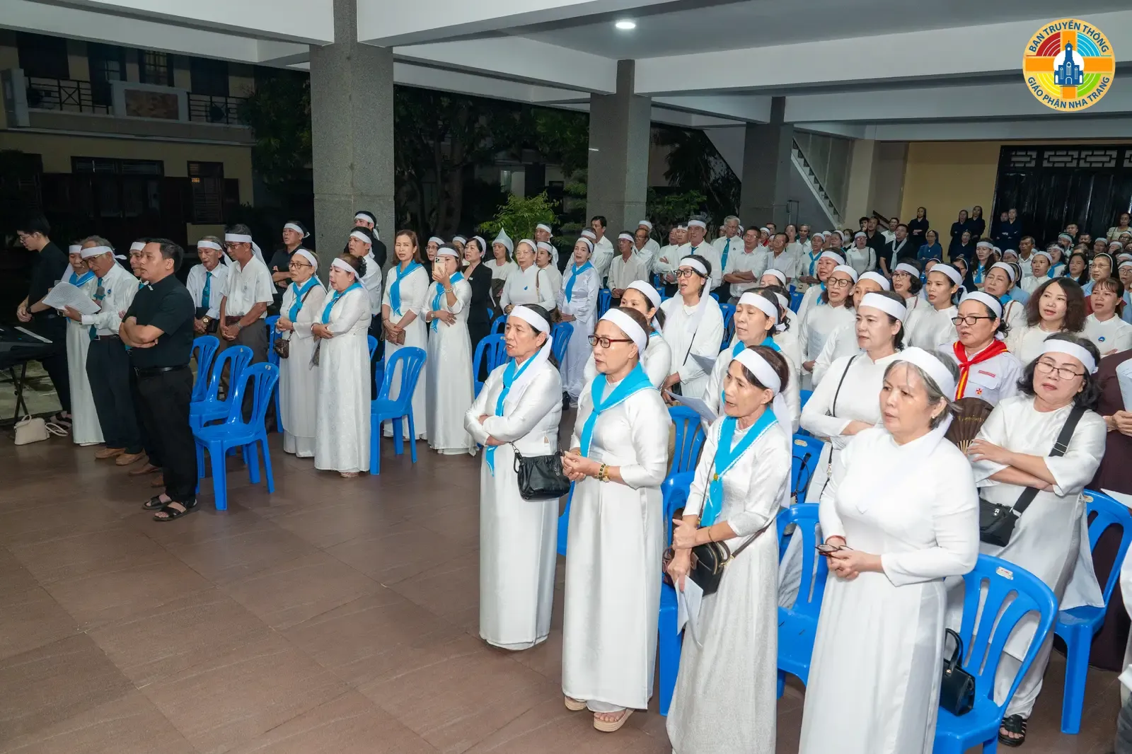 HÌNH ẢNH: Giáo xứ Ba Ngòi Cầu lễ chung & Canh thức cầu nguyện cho  Linh Hồn Linh Mục PHAOLÔ TRƯƠNG ĐỨC THẮNG - Ảnh 11