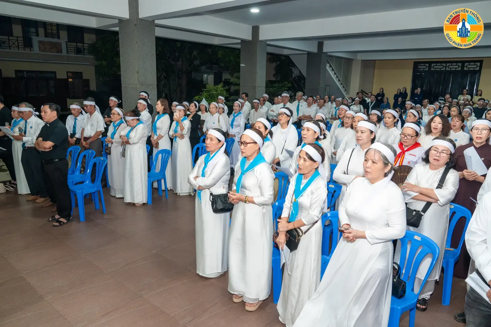 HÌNH ẢNH: Giáo xứ Ba Ngòi Cầu lễ chung & Canh thức cầu nguyện cho  Linh Hồn Linh Mục PHAOLÔ TRƯƠNG ĐỨC THẮNG - Ảnh 9