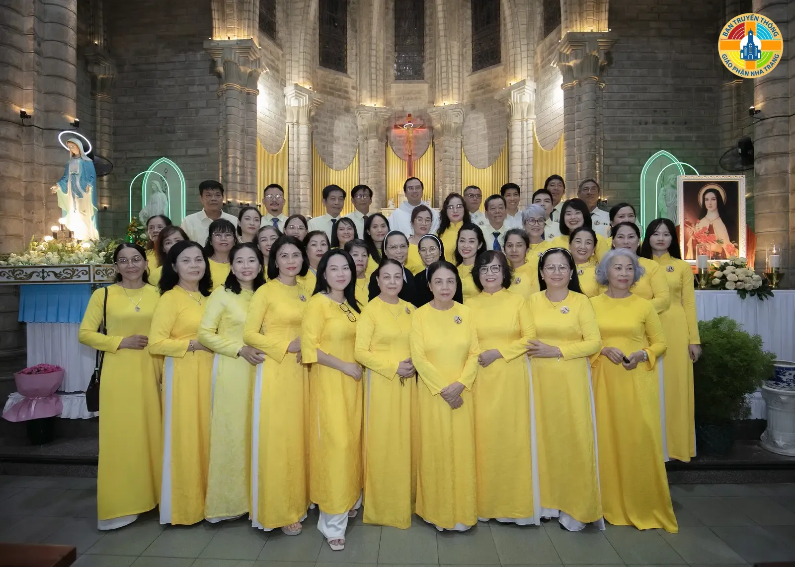 HÌNH ẢNH: Giáo xứ Chánh Tòa mừng Lễ kính thánh Têrêsa Hài Đồng Giêsu - Bổn mạng Ca đoàn Têrêsa và 25 năm thành lập - Ảnh 1