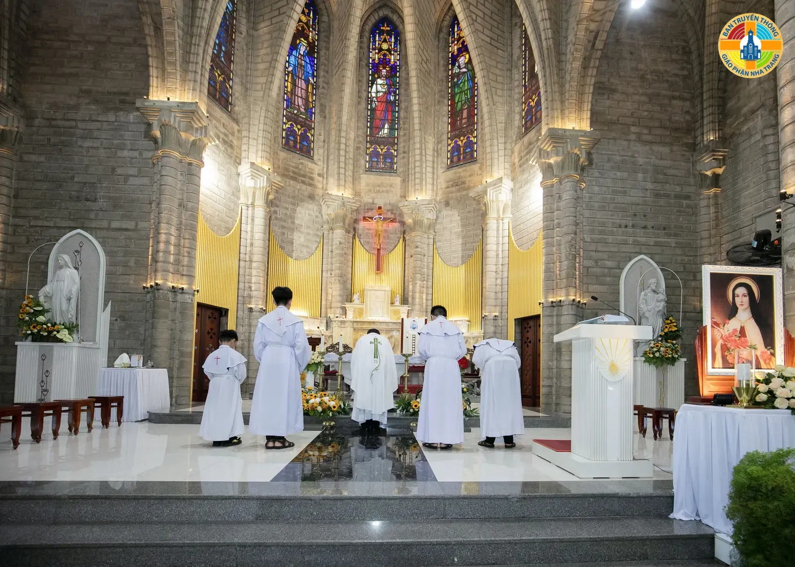HÌNH ẢNH: Giáo xứ Chánh Tòa mừng Lễ kính thánh Têrêsa Hài Đồng Giêsu - Bổn mạng Ca đoàn Têrêsa và 25 năm thành lập - Ảnh 6