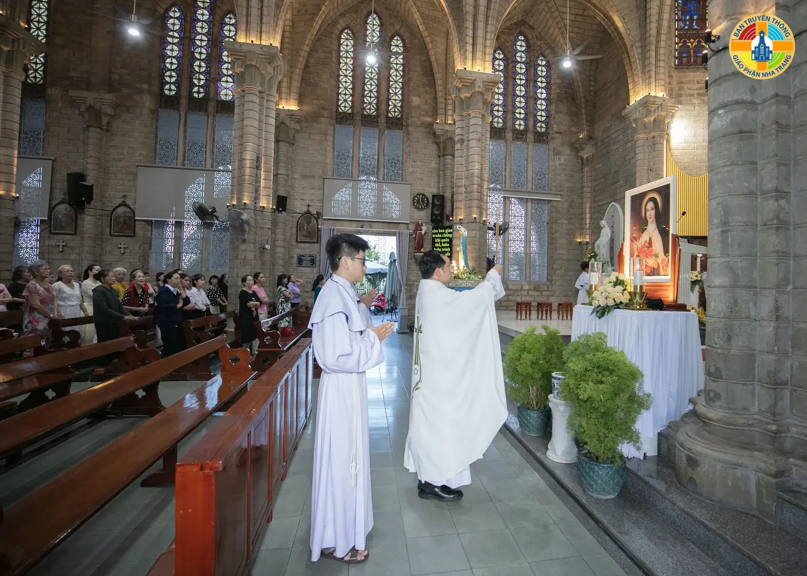 HÌNH ẢNH: Giáo xứ Chánh Tòa mừng Lễ kính thánh Têrêsa Hài Đồng Giêsu - Bổn mạng Ca đoàn Têrêsa và 25 năm thành lập - Ảnh 7