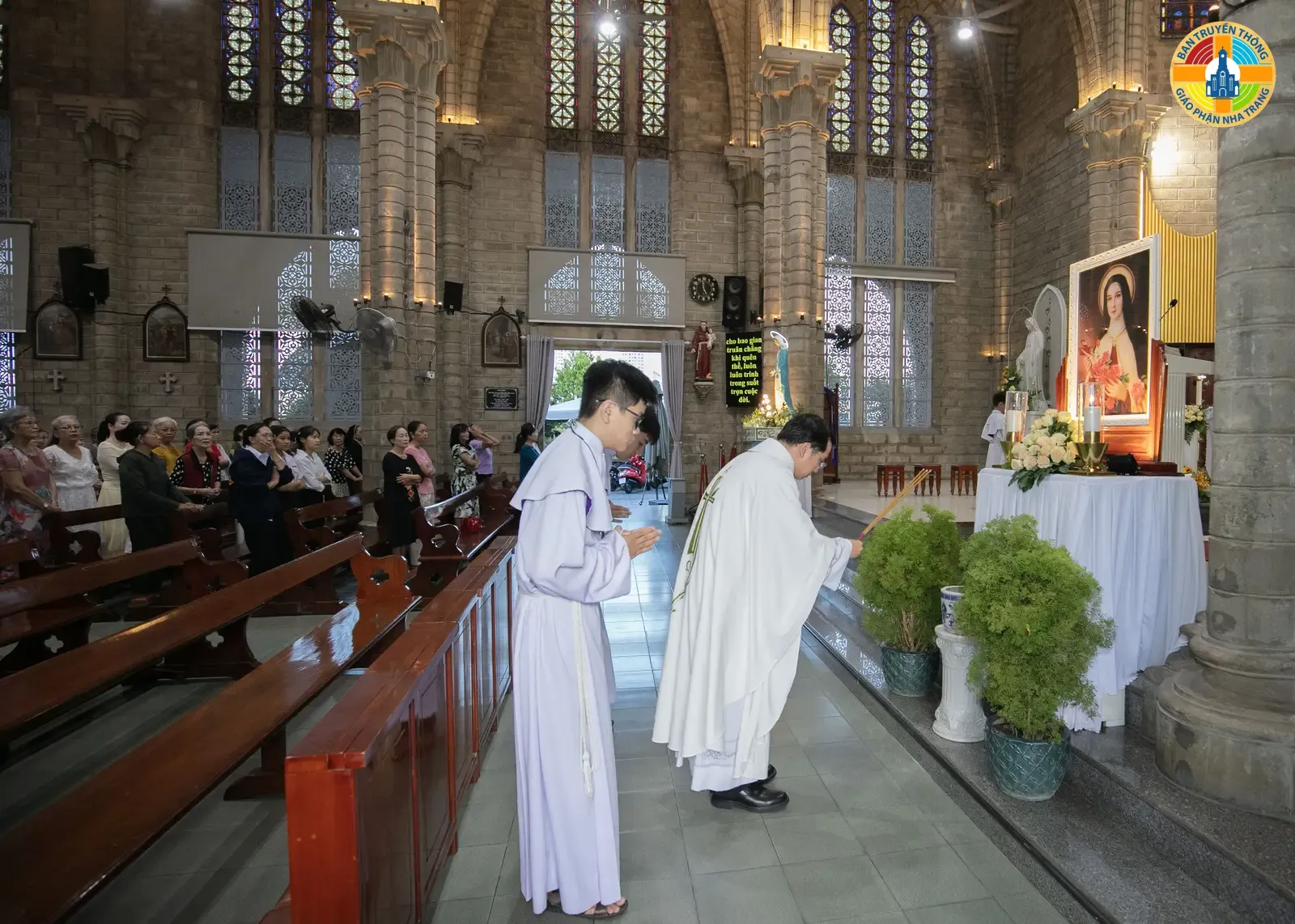 HÌNH ẢNH: Giáo xứ Chánh Tòa mừng Lễ kính thánh Têrêsa Hài Đồng Giêsu - Bổn mạng Ca đoàn Têrêsa và 25 năm thành lập - Ảnh 8