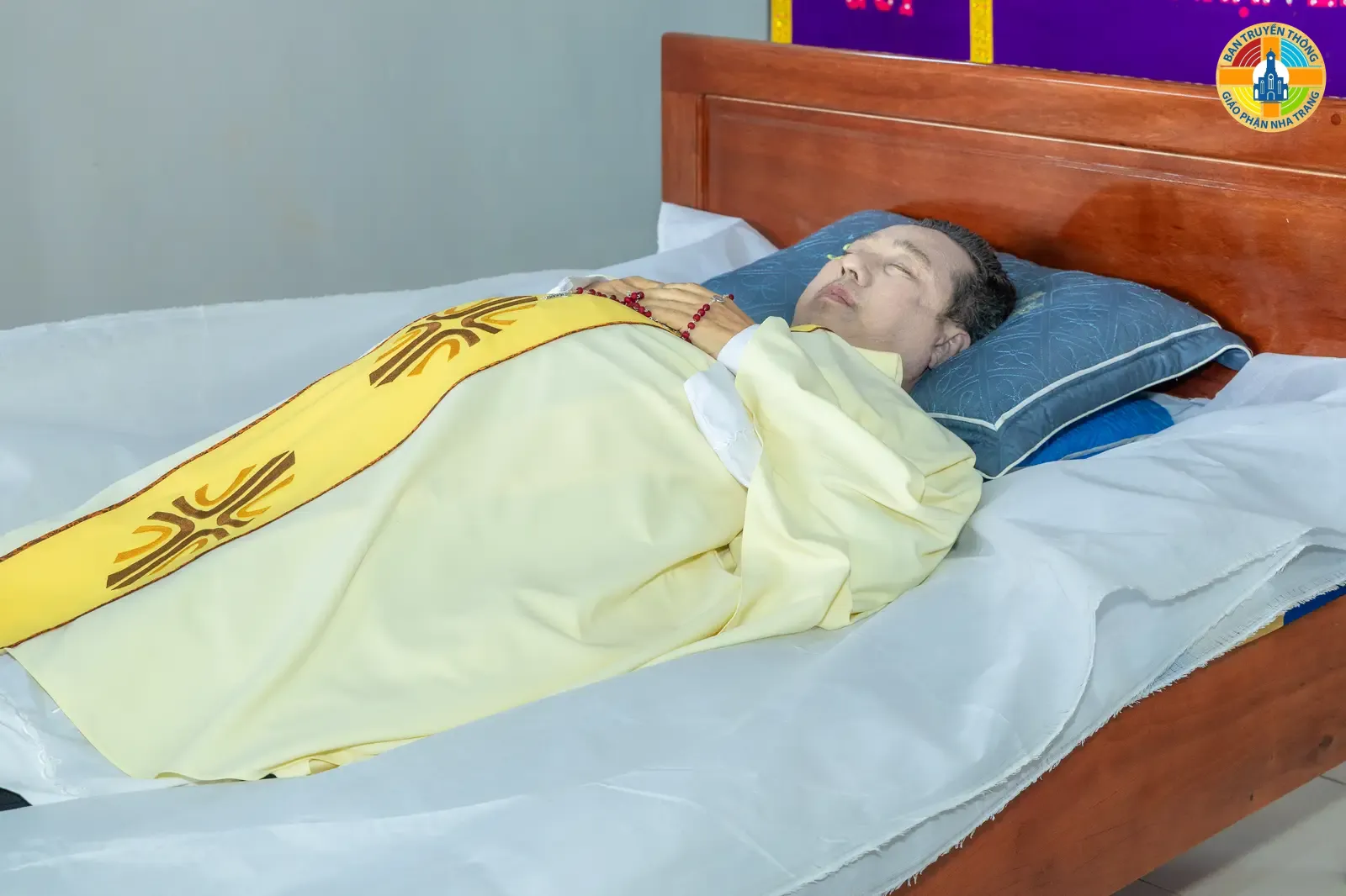 HÌNH ẢNH: Nghi thức tẩn liệm & Thánh lễ đưa chân LINH MỤC PHAOLÔ TRƯƠNG ĐỨC THẮNG tại Nhà thờ Giáo xứ Dục Mỹ - Ảnh 1