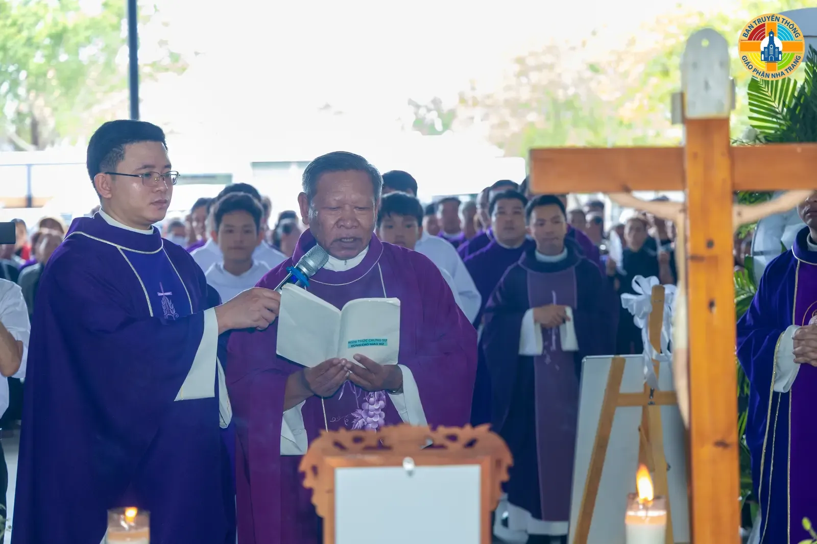HÌNH ẢNH: Nghi thức tẩn liệm & Thánh lễ đưa chân LINH MỤC PHAOLÔ TRƯƠNG ĐỨC THẮNG tại Nhà thờ Giáo xứ Dục Mỹ - Ảnh 10
