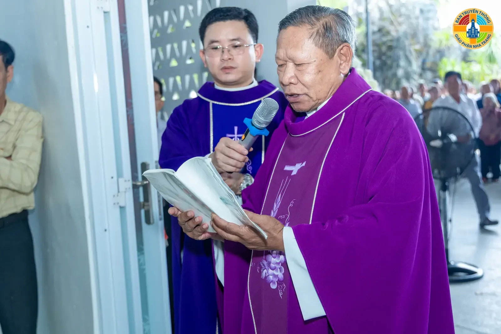 HÌNH ẢNH: Nghi thức tẩn liệm & Thánh lễ đưa chân LINH MỤC PHAOLÔ TRƯƠNG ĐỨC THẮNG tại Nhà thờ Giáo xứ Dục Mỹ - Ảnh 12
