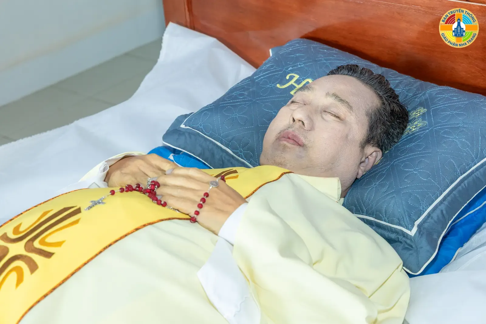 HÌNH ẢNH: Nghi thức tẩn liệm & Thánh lễ đưa chân LINH MỤC PHAOLÔ TRƯƠNG ĐỨC THẮNG tại Nhà thờ Giáo xứ Dục Mỹ - Ảnh 2