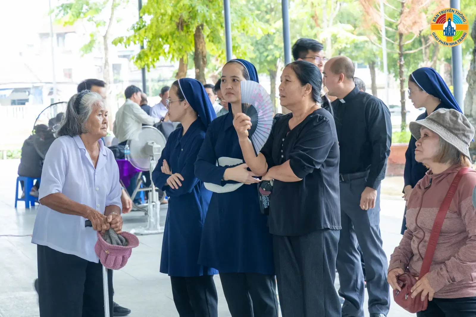 HÌNH ẢNH: Nghi thức tẩn liệm & Thánh lễ đưa chân LINH MỤC PHAOLÔ TRƯƠNG ĐỨC THẮNG tại Nhà thờ Giáo xứ Dục Mỹ - Ảnh 4
