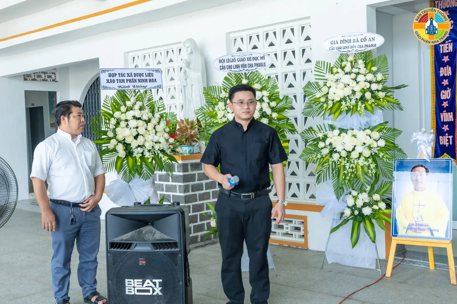 HÌNH ẢNH: Nghi thức tẩn liệm & Thánh lễ đưa chân LINH MỤC PHAOLÔ TRƯƠNG ĐỨC THẮNG tại Nhà thờ Giáo xứ Dục Mỹ - Ảnh 6