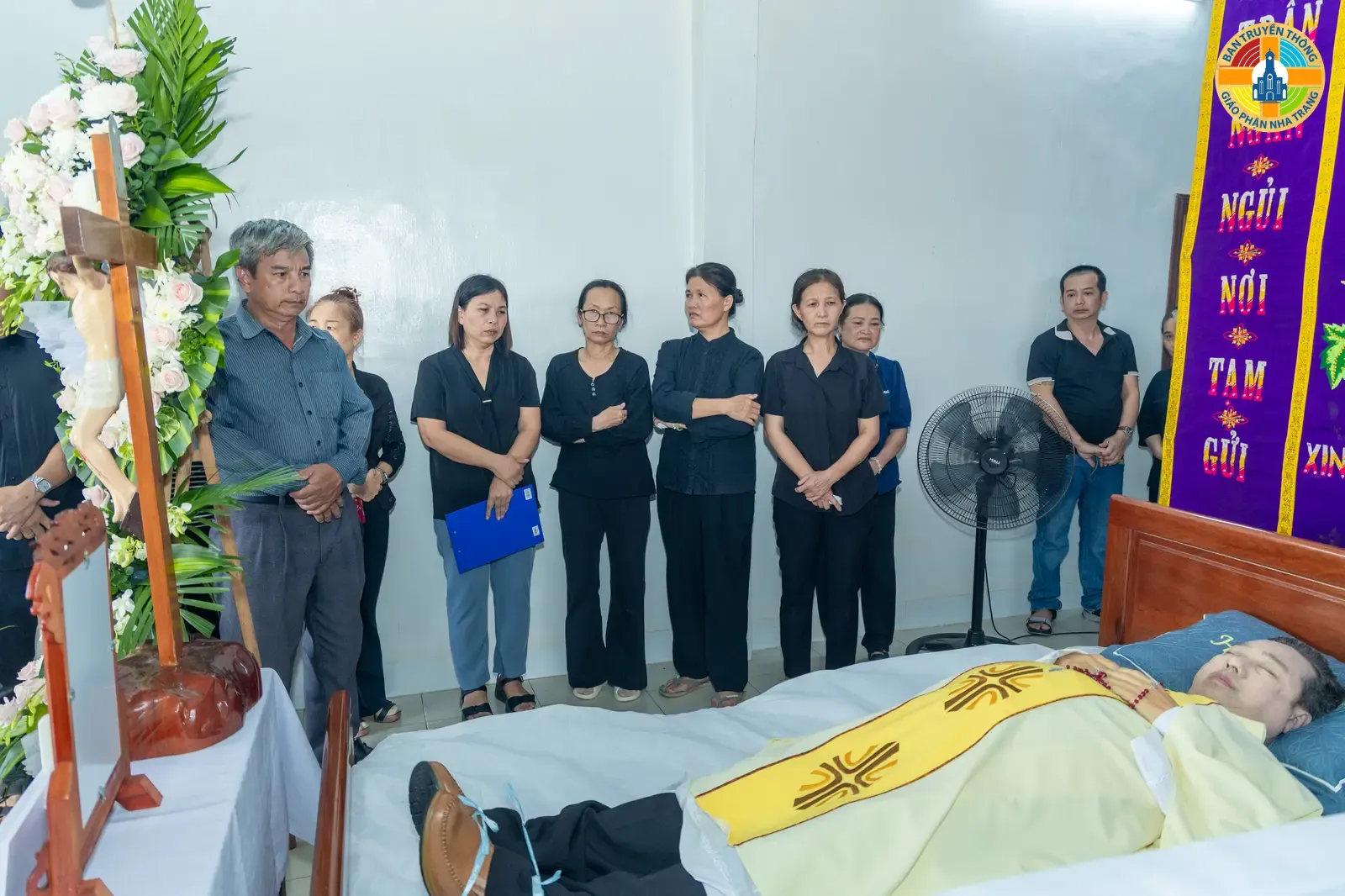 HÌNH ẢNH: Nghi thức tẩn liệm & Thánh lễ đưa chân LINH MỤC PHAOLÔ TRƯƠNG ĐỨC THẮNG tại Nhà thờ Giáo xứ Dục Mỹ - Ảnh 8