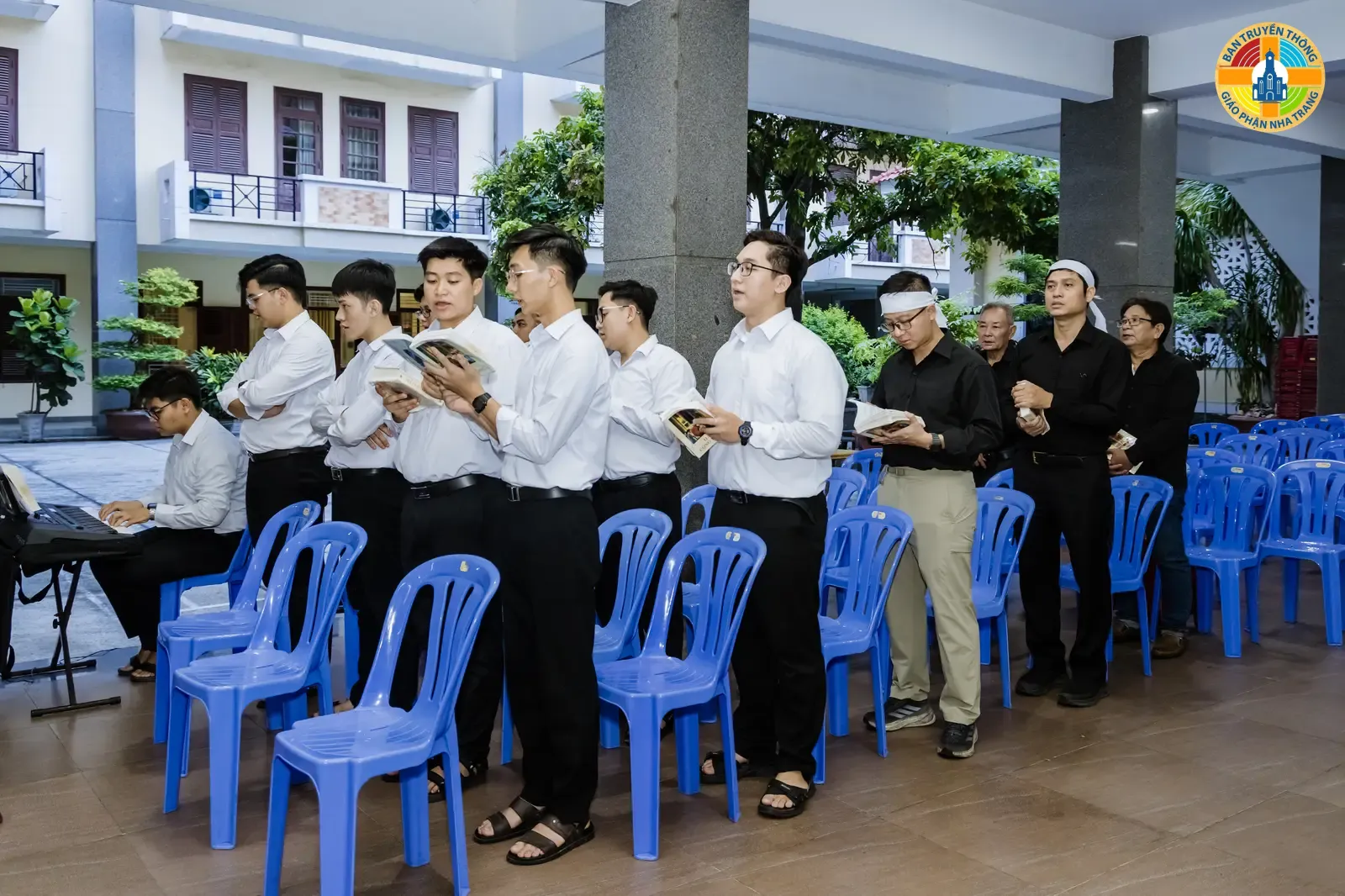 HÌNH ẢNH: Thánh lễ của các Linh mục Hội đồng hương Phú Nhơn cầu nguyện cho Linh hồn Linh Mục Phaolô Trương Đức Thắng - Ảnh 5