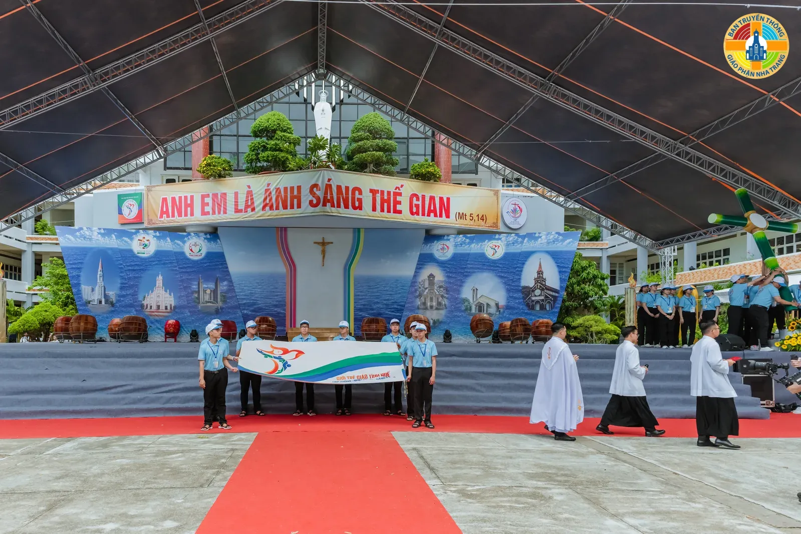 Video Nghi Thức Khai Mạc Đại Hội Giáo Phận Nha Trang: Sứ Mạng Ánh Sáng Ki-tô Hữu - Ảnh 9