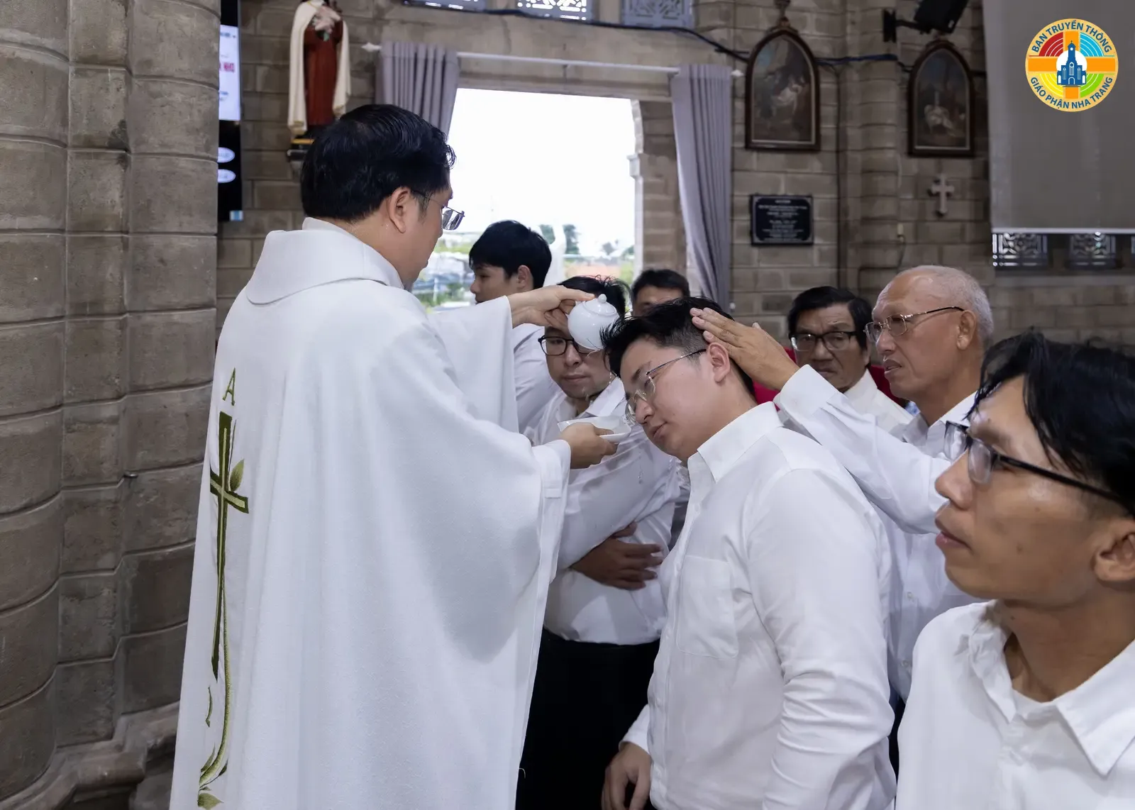 Giáo xứ Chánh Tòa Nha Trang Hân Hoan Đón Các Tín Hữu Mới Qua Các Bí Tích Khai Tâm - Ảnh 11