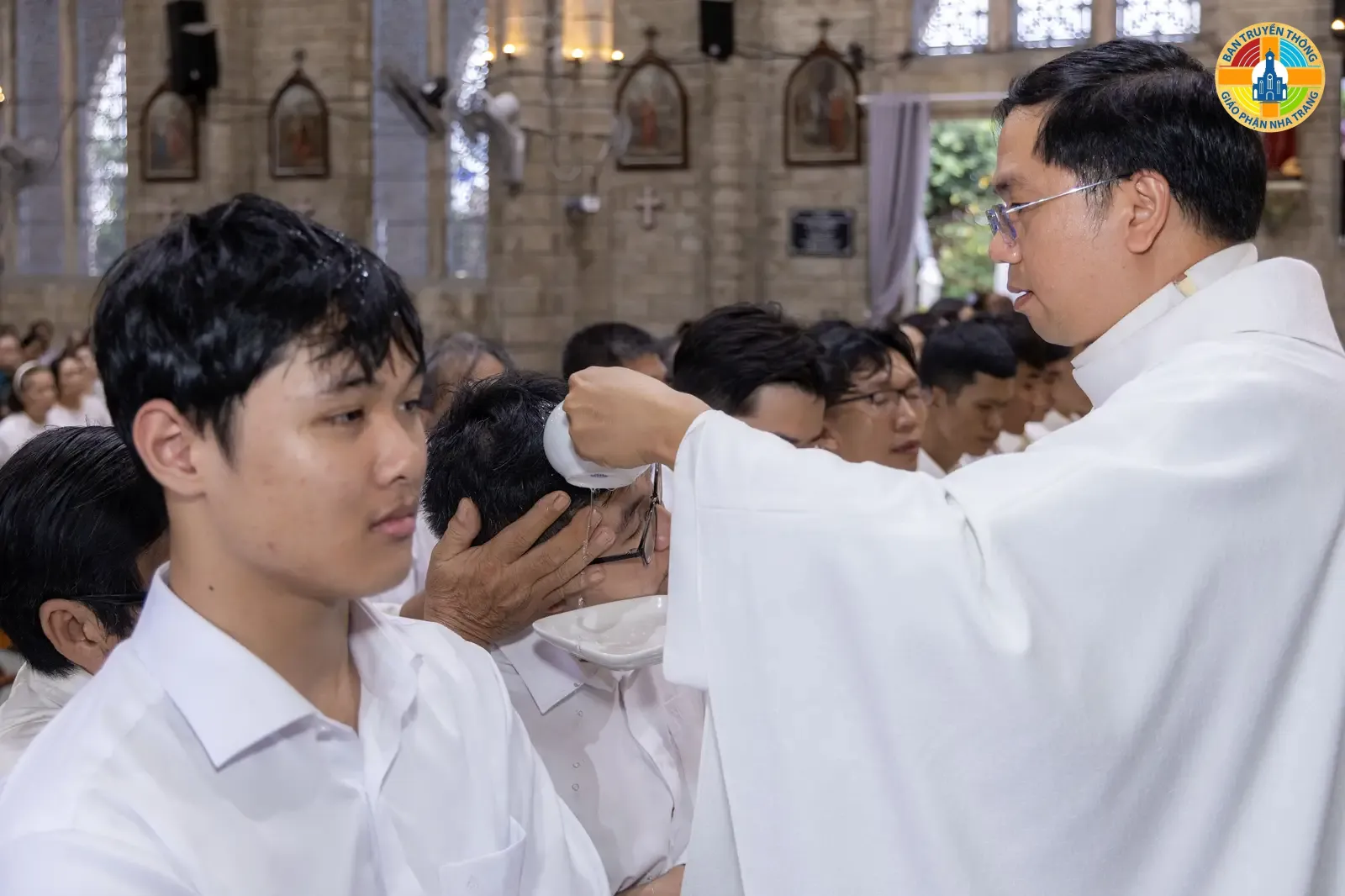 Giáo xứ Chánh Tòa Nha Trang Hân Hoan Đón Các Tín Hữu Mới Qua Các Bí Tích Khai Tâm - Ảnh 12